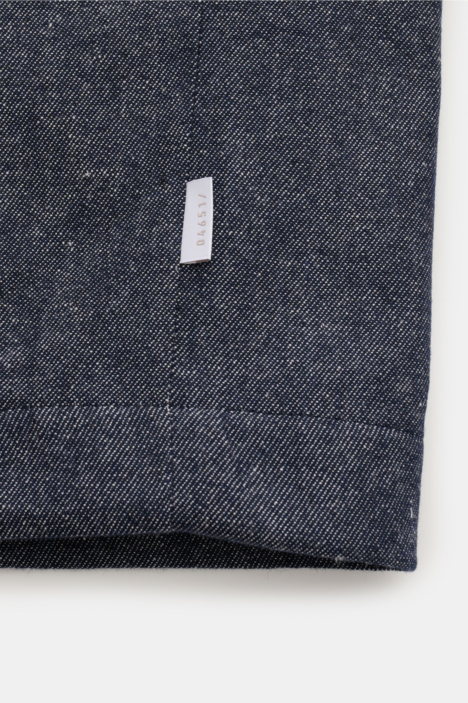 Close-up front view of 04651/ A trip in a bag Blouson navy meliert showing denim-look fabric and small white label on the side seam.

Description: Cooler Blouson im Denim-Look: Diese moderne Jacke von 04651/ A TRIP IN A BAG überzeugt mit kontemporärem 