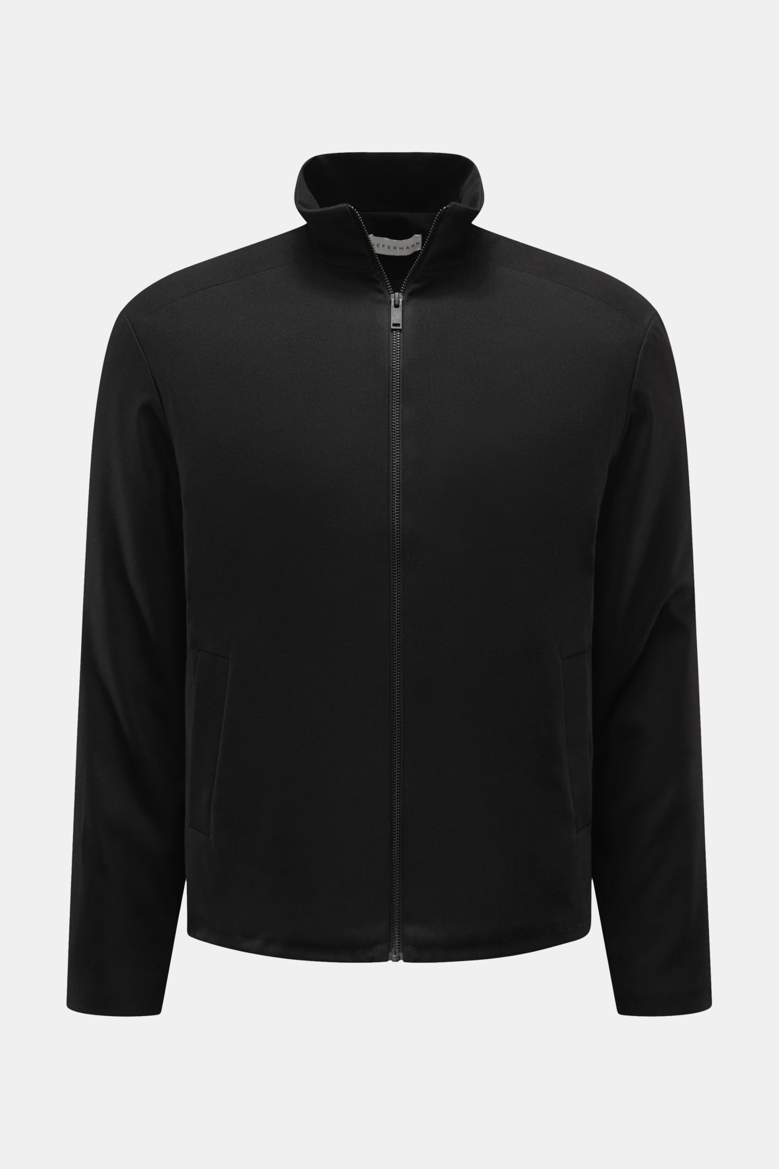 Front view of Kiefermann Jacke 'Josepp' schwarz, a slim fit black jacket with a high stand collar, robust zipper, angled welt pockets, and adjustable hem. 'Josepp

Mix aus Viskose und Microfaser
leichter Stretch-Anteil
fei