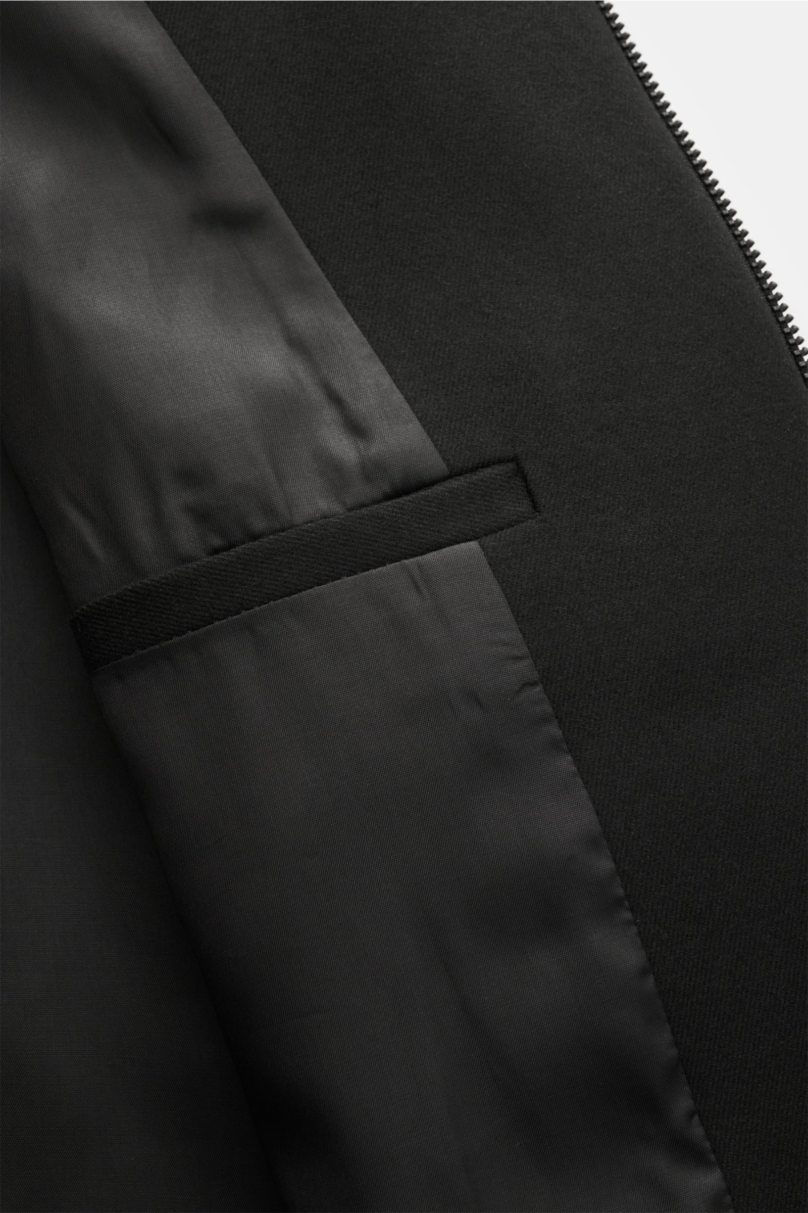 Close-up image from the inside showing the pocket and zipper area of the Kiefermann Jacke 'Josepp' schwarz, a slim fit jacket made from a mix of viscose and microfiber with a fine twill structure and soft touch, featuring a robust zipper, high stand colla