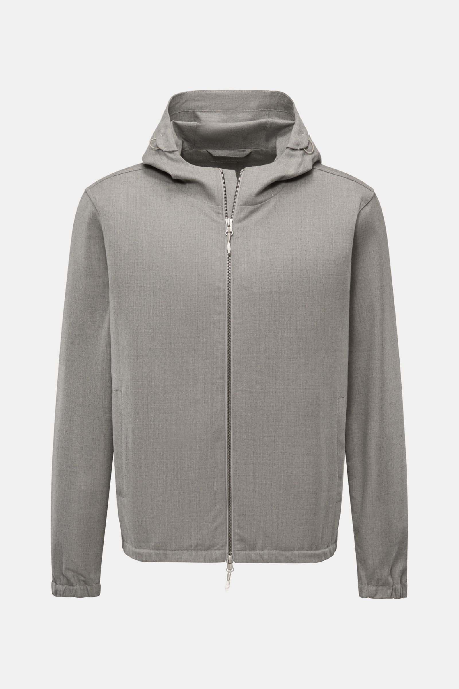 The Product is the Hero Blouson 'Billy' grau meliert, frontal fotografiert, aus weichem, knitterfreiem Woll-Mix mit Kapuze, schrägen Leistentaschen, Zwei-Wege-Reißverschluss, elastischen Bündchen und slim Fit.