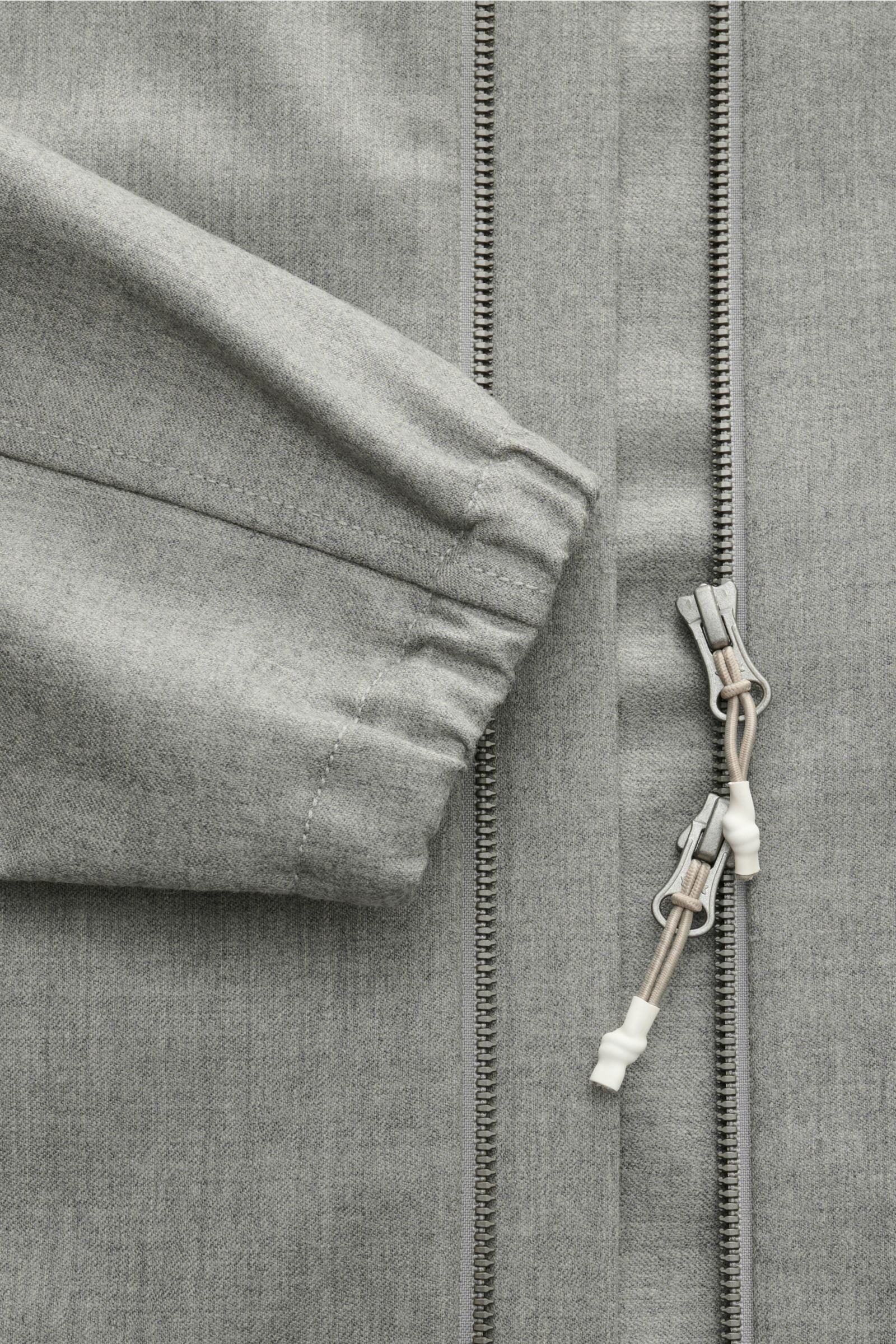 The Product is the Hero Blouson 'Billy' grau meliert in Nahaufnahme von vorne, weiches, knitterfreies Wollmaterial mit Slim Fit, Zwei-Wege-Reißverschluss, elastischen Bündchen und Kapuze mit Tunnelzug.