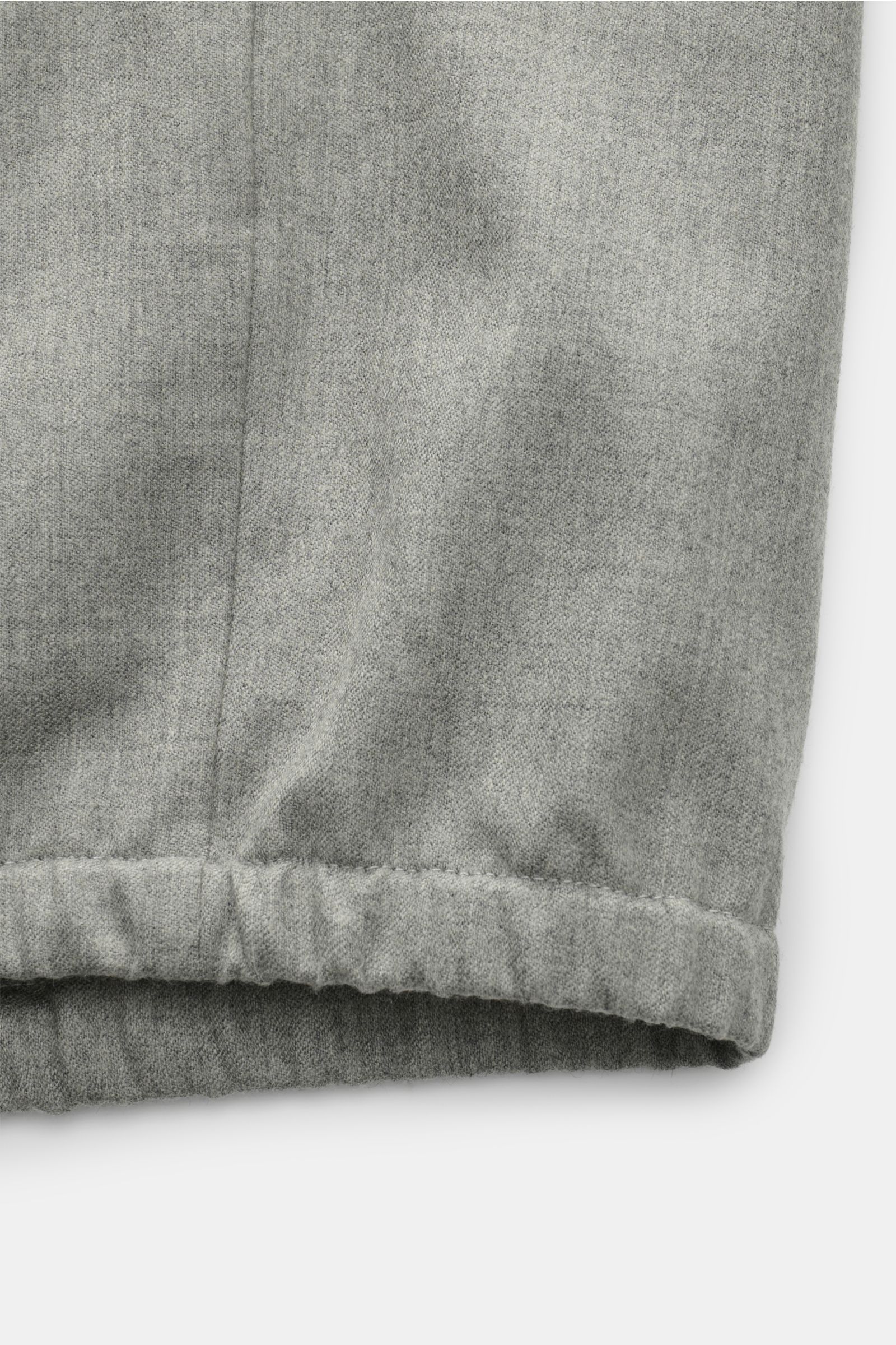 The Product is the Hero Blouson 'Billy' grau meliert, Detailansicht des elastischen Saum- und Ärmelbündchens aus weichem, knitterfreiem Woll-Mix.