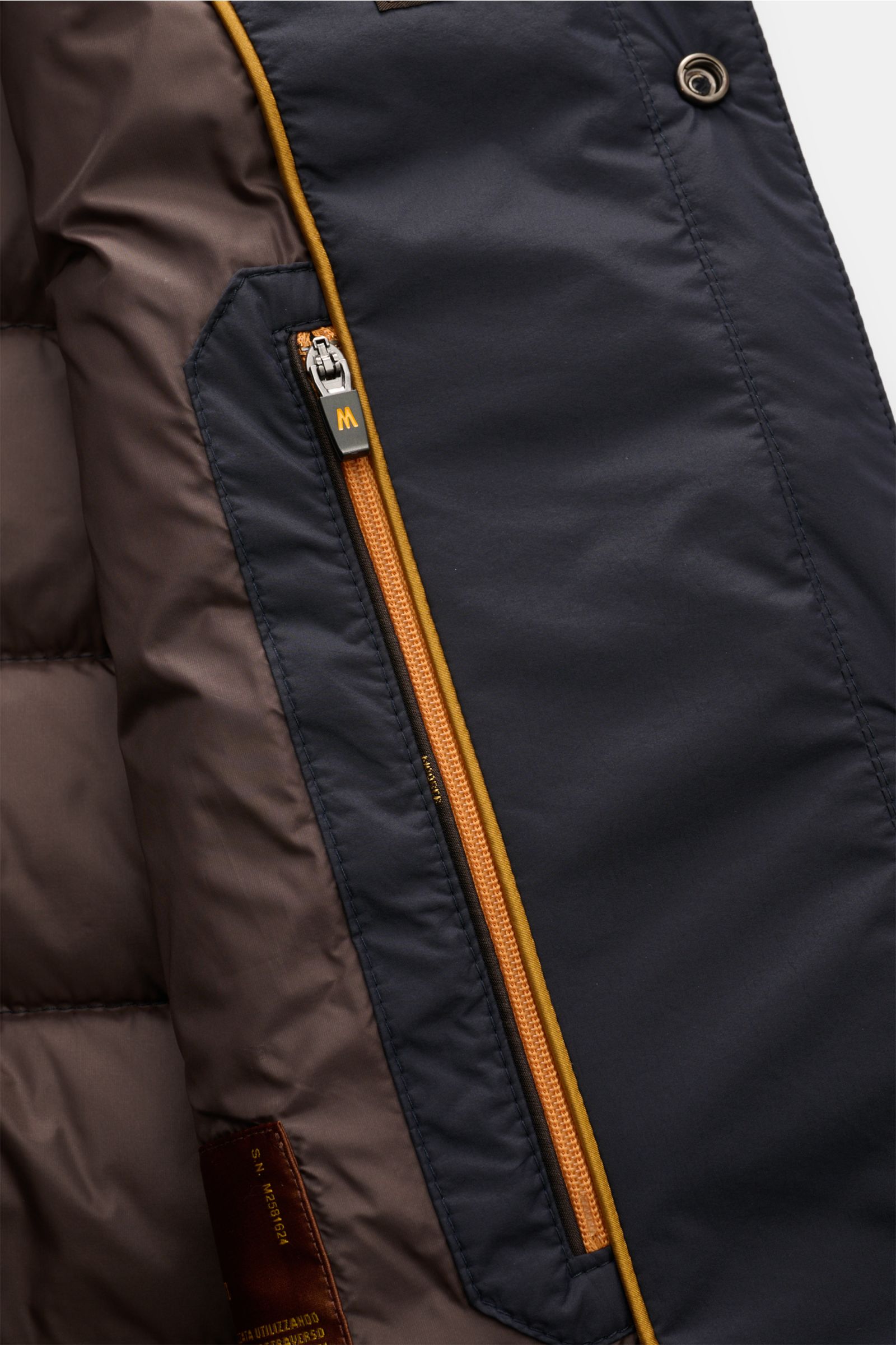 Close-up interior view of the Moorer Daunenjacke 'Ardesi' navy, showing smooth microfiber fabric, orange zipper with 'M' pull, and soft lining. Funktionalität trifft Stil: Die legere Jacke 'Ardesi' von MOORER präsentiert sich mit komfortablen Sweat-Ärmeln