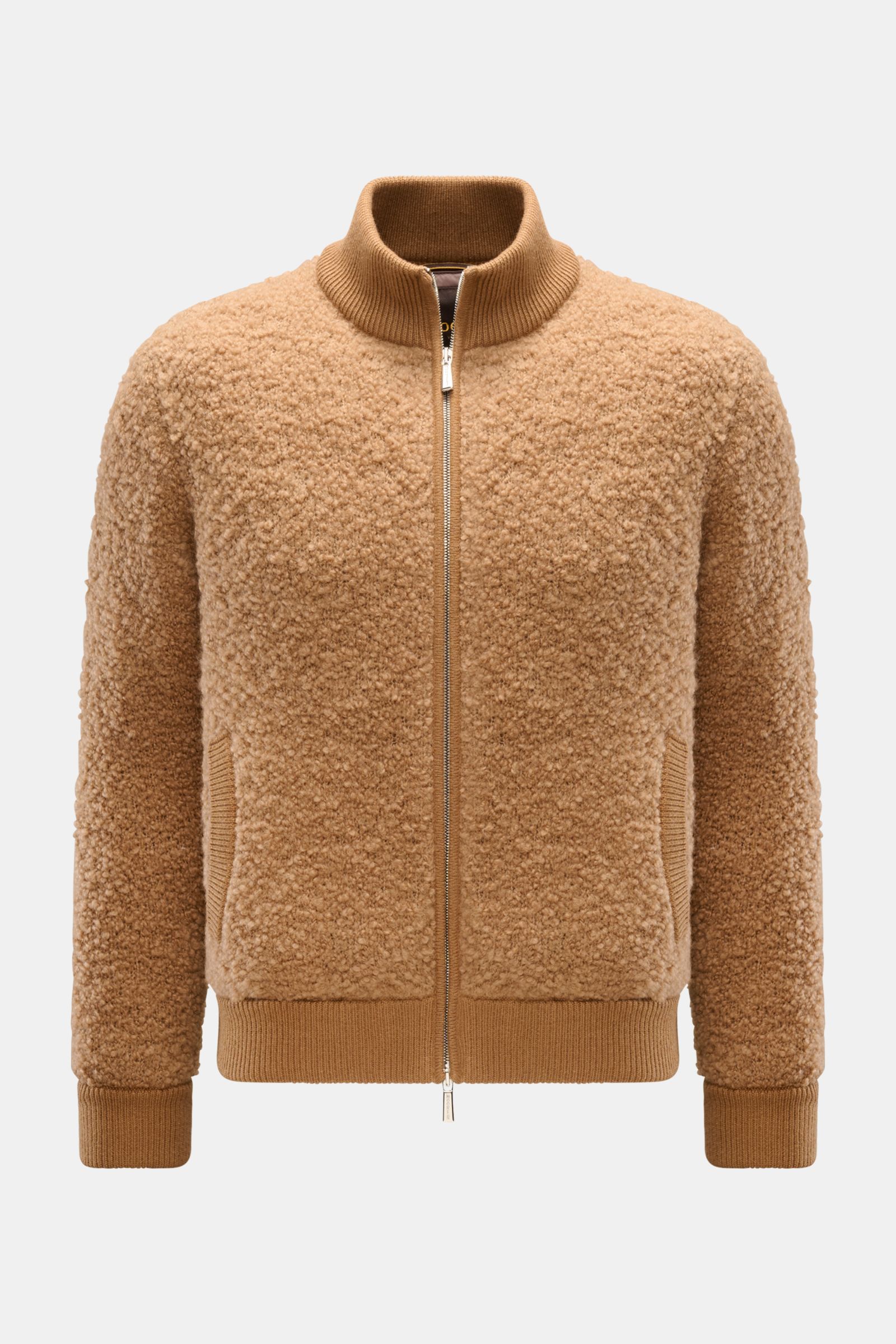 Moorer Daunenblouson 'Arena' camel, frontal fotografiert, mit weichem Loop-Effektgarn, Seide-Kamelhaar-Mix, Daunenfüllung, Slim Fit, zwei Hüfttaschen.