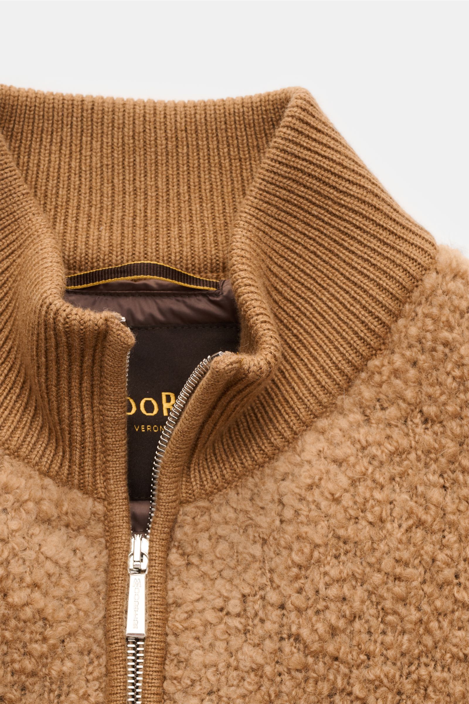 Moorer Daunenblouson 'Arena' camel, Detailaufnahme von oben, weicher Loop-Effektgarn aus Seide-Kamelhaar, leichter Daunenblouson mit Reißverschluss.