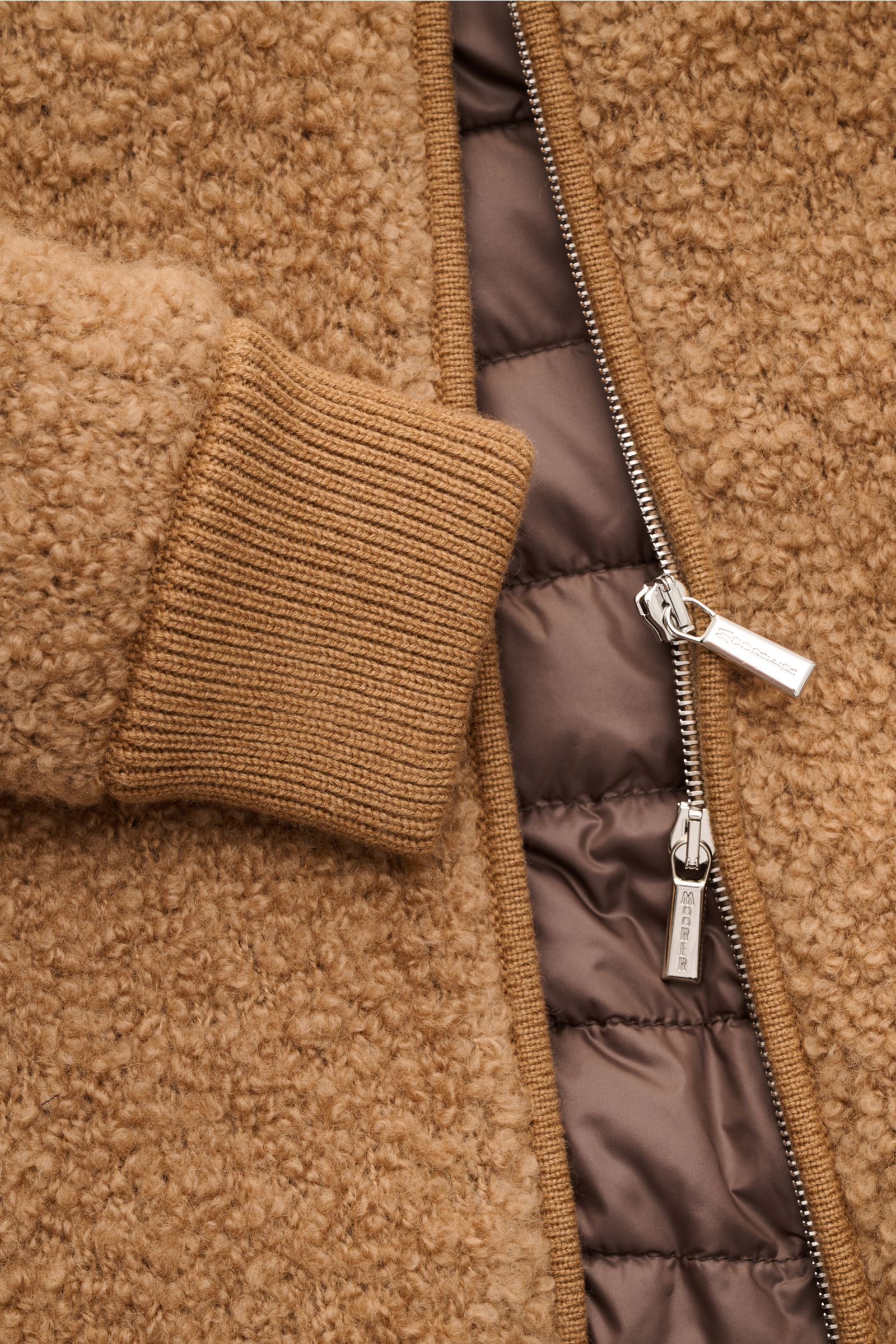 Nahaufnahme des Moorer Daunenblouson 'Arena' camel von schräg oben, mit weicher Seide-Kamelhaar-Mischung, Daunenfüllung und zwei-Wege-Reißverschluss.