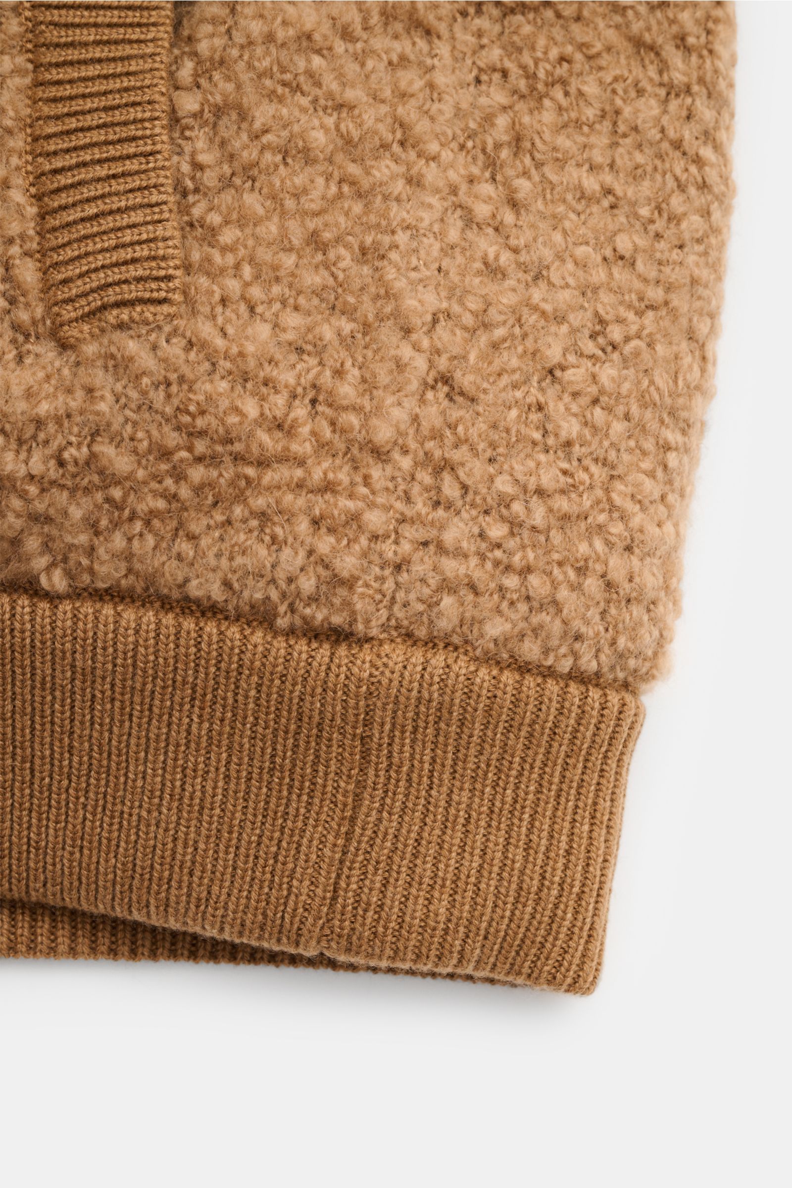 Nahaufnahme des elastischen Saum- und Ärmelbündchens des Moorer Daunenblouson 'Arena' camel mit weichem Loop-Effektgarn.