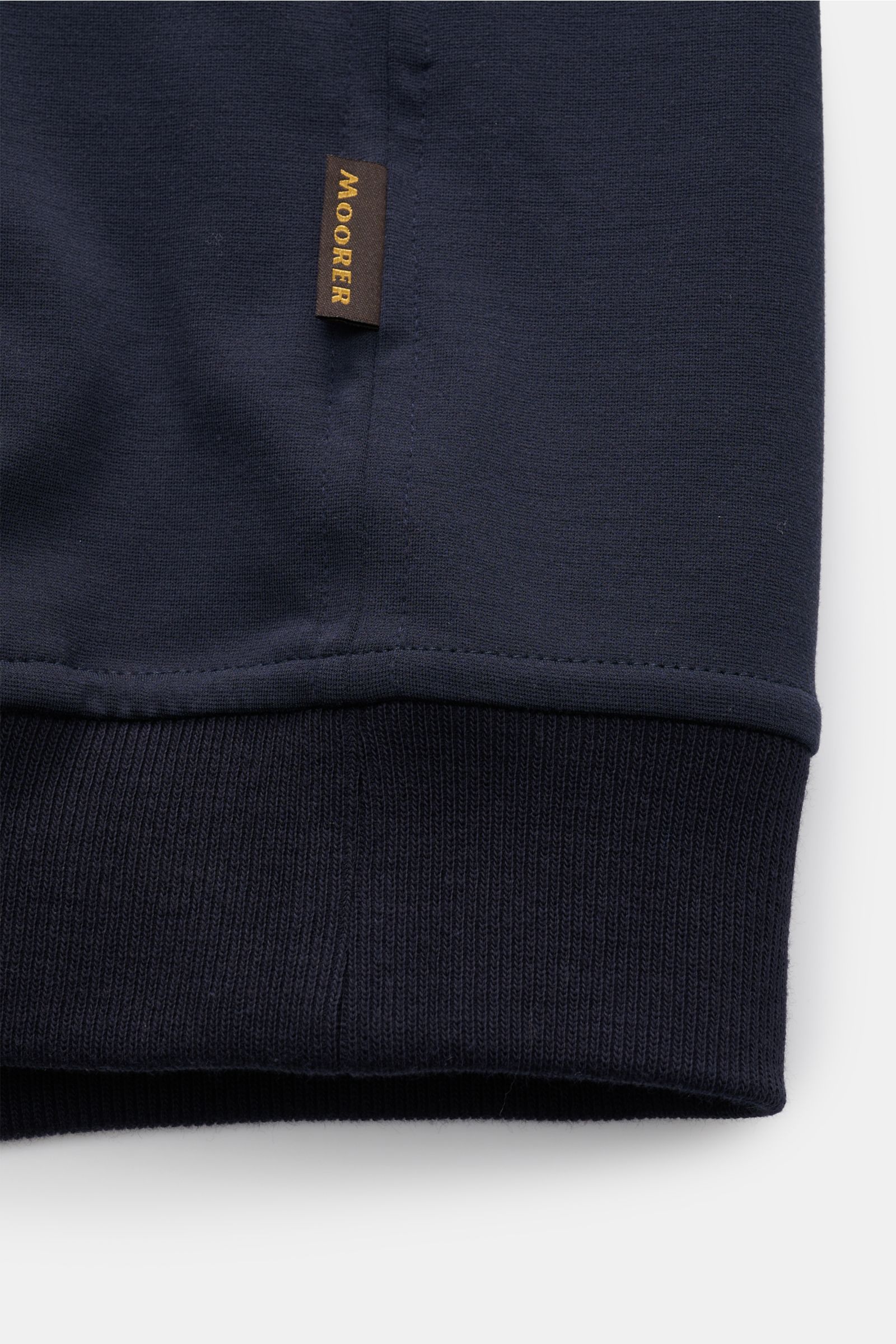 Close-up front view of the navy ribbed cuff and side seam with Moorer label on the Moorer Blouson 'Astaire' navy, soft jersey fabric.

Sportive Styles im Herbst: Der Jersey-Blouson von MOORER präsentiert sich als ideales Layering-Piece für legere Outfits 