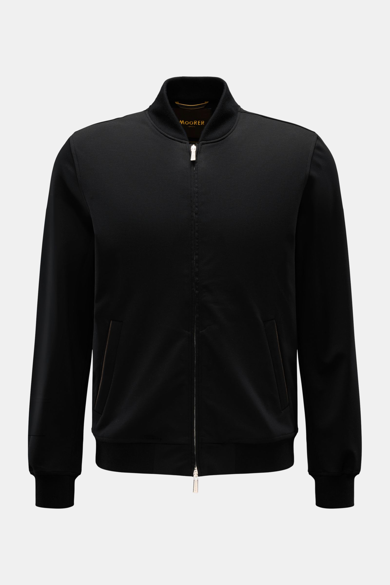 Front view of Moorer Blouson 'Astaire' schwarz, a slim fit black jersey blouson with soft touch, two-way zipper, rib-knit collar and cuffs, piped front pockets, and leather patch at the neck. Sportive Styles im Herbst: Der Jersey-Blouson von MOORER präsen