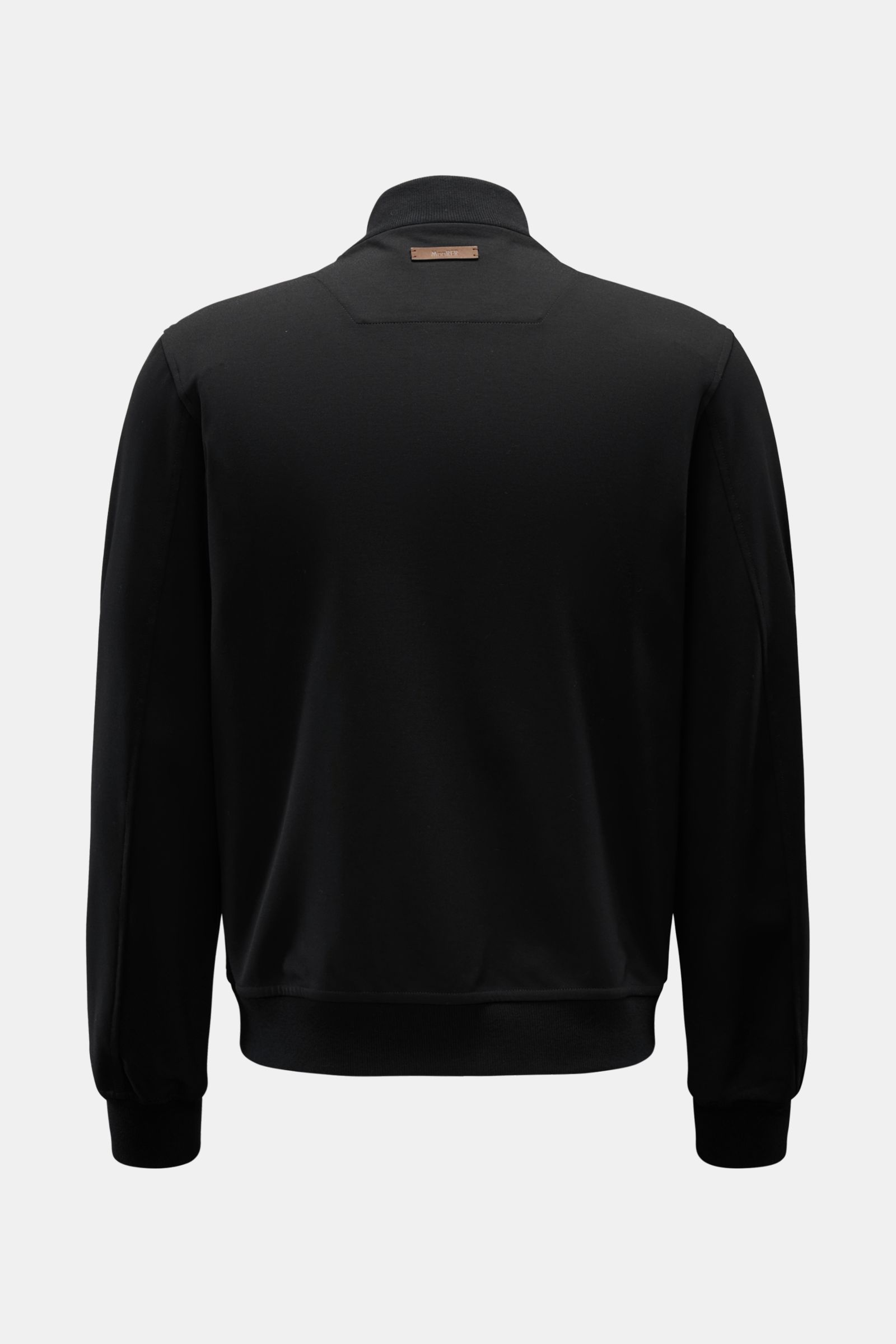 Rear view of the Moorer Blouson 'Astaire' schwarz, a slim-fit black jersey jacket with rib-knit collar, cuffs, and waistband, leather neck patch, ideal for sporty autumn layering.  

Sportive Styles im Herbst: Der Jersey-Blouson von MOORER präsentiert 