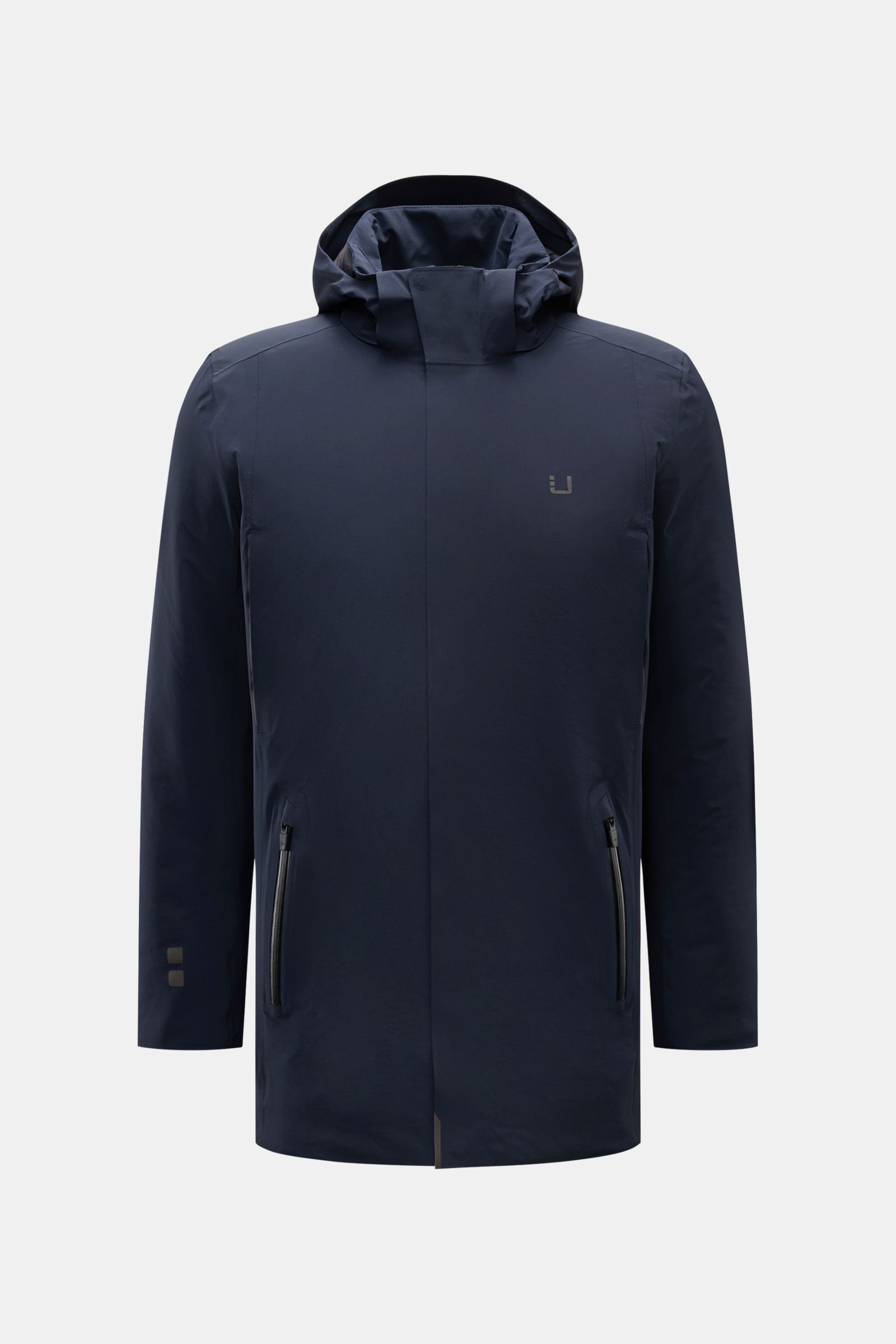 Front view of UBR Parka 'Regulator' navy, slim fit with hood, two zipper pockets, high collar, and clean design.

High-Tech-Materialien und innovative Fertigungstechniken sind das Fachgebiet der norwegischen Marke UBR: Der Parka 'Regulator'
