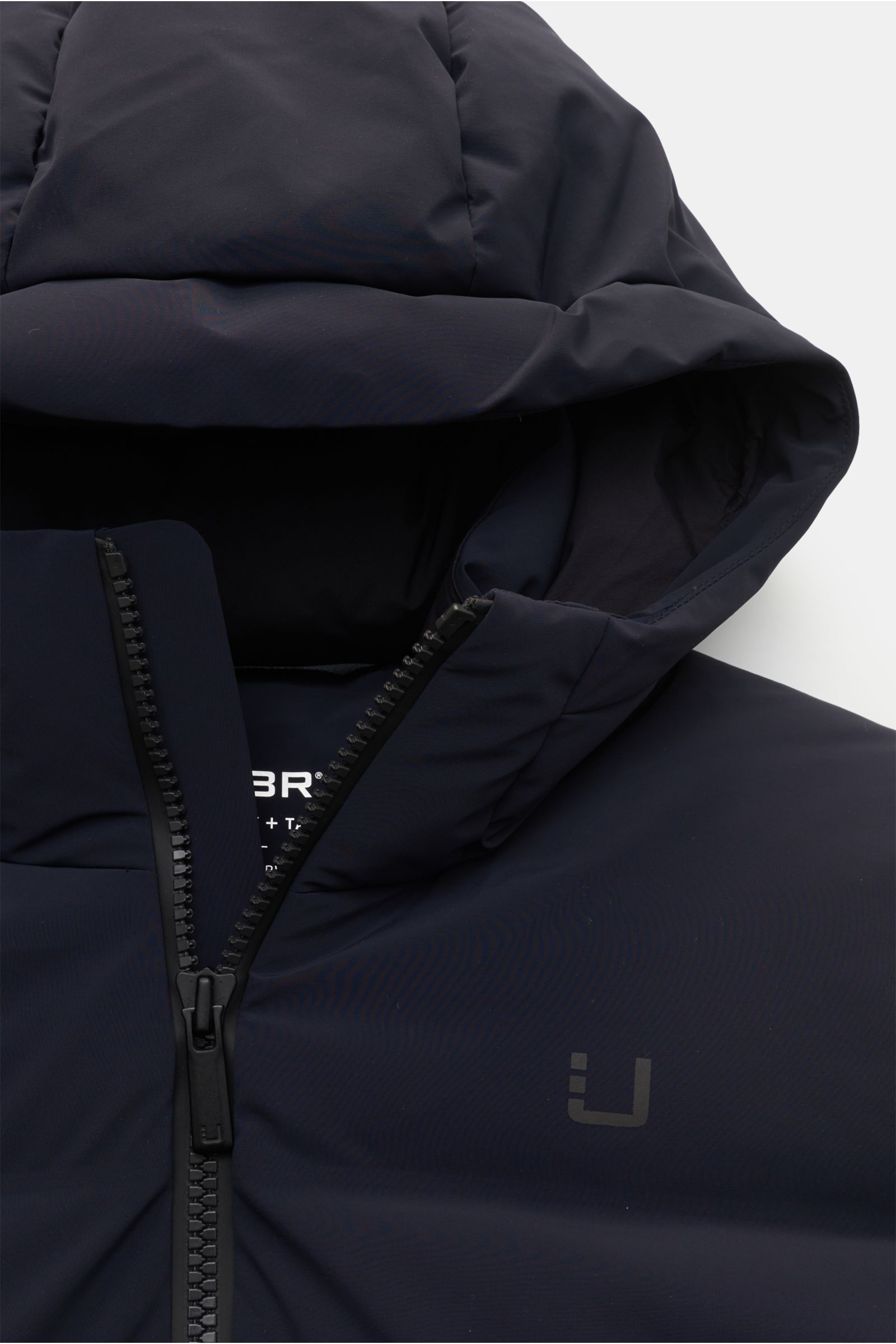UBR Daunenjacke 'Titan' dark navy, Detailfront mit wasserdichtem Zwei-Wege-Reißverschluss, Kapuze, technische Microfaser, atmungsaktiv, Gänsedaunenfüllung.