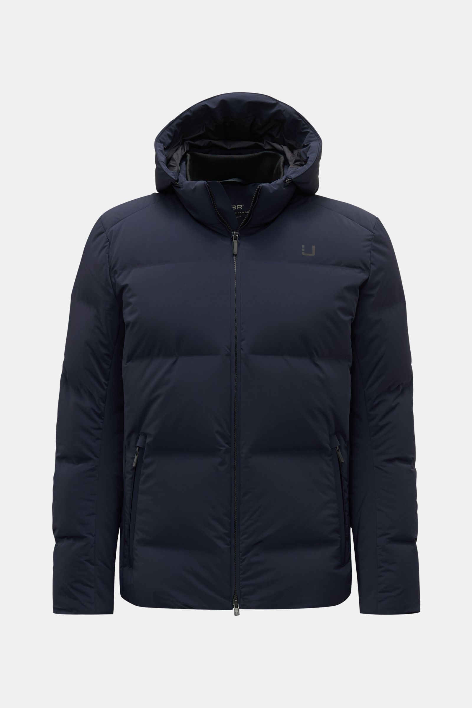 UBR Daunenjacke 'Bolt' navy von vorne mit abnehmbarer Kapuze, wasserfester Membran, Slim Fit, zwei Zipper-Taschen, reflektierendem Logo, Stehkragen und leichter Daunenfüllung.