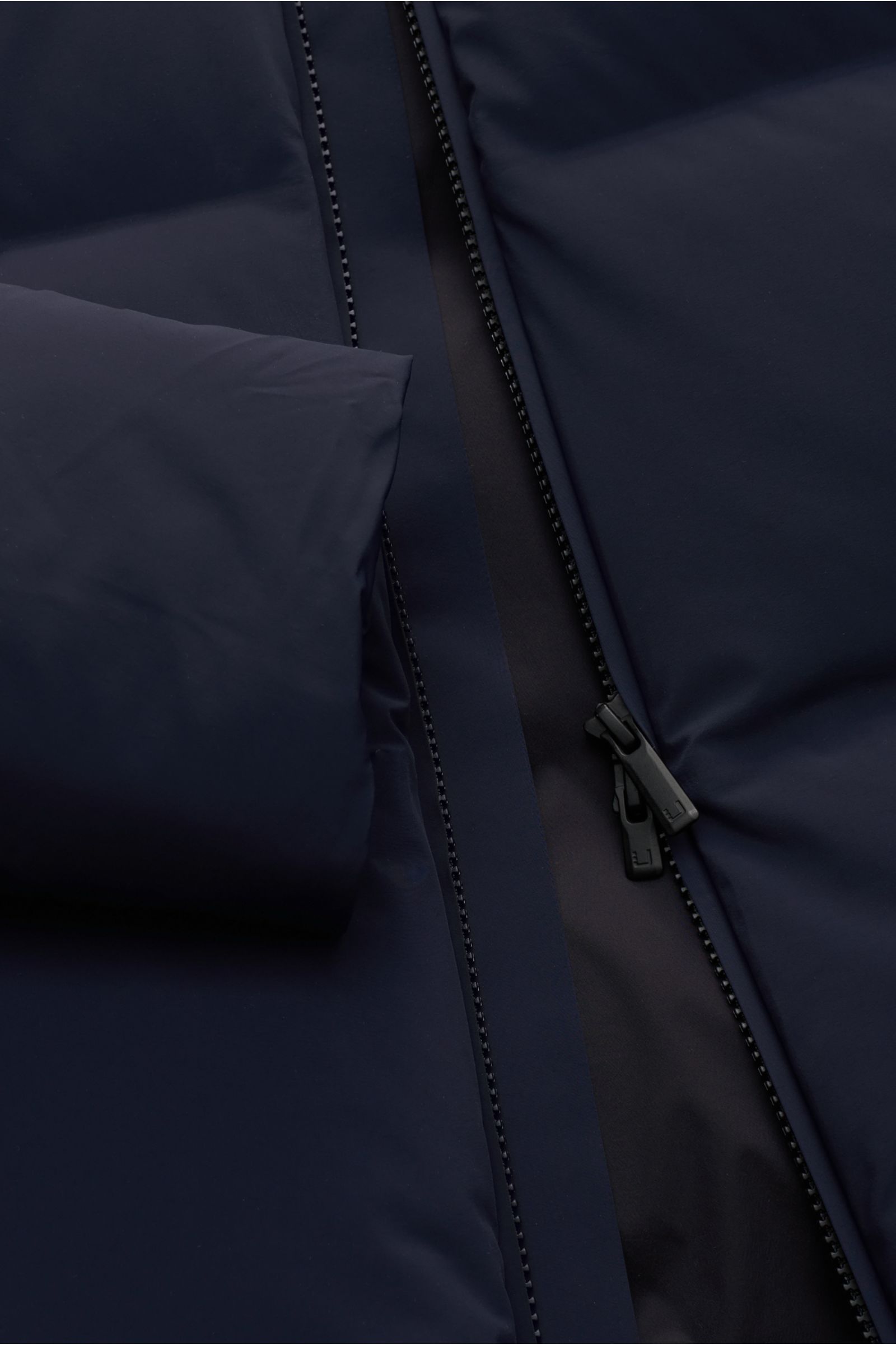 UBR Daunenjacke 'Bolt' navy, Nahaufnahme von innen und Reißverschluss, leichte, wasserdichte Slim Fit Jacke mit abnehmbarer Kapuze.