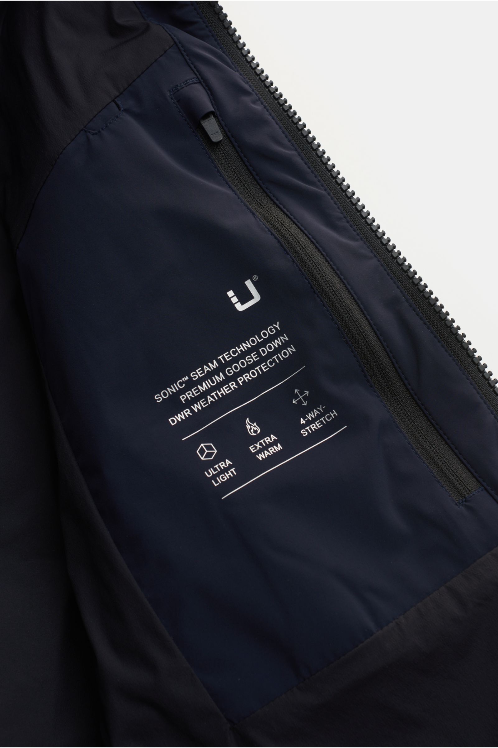 UBR Daunenjacke 'Bolt' navy Innenansicht mit Reißverschlusstasche, elastischer Microfaser, wasserdicht, atmungsaktiv, leichte Daunenfüllung, versiegelte Nähte.
