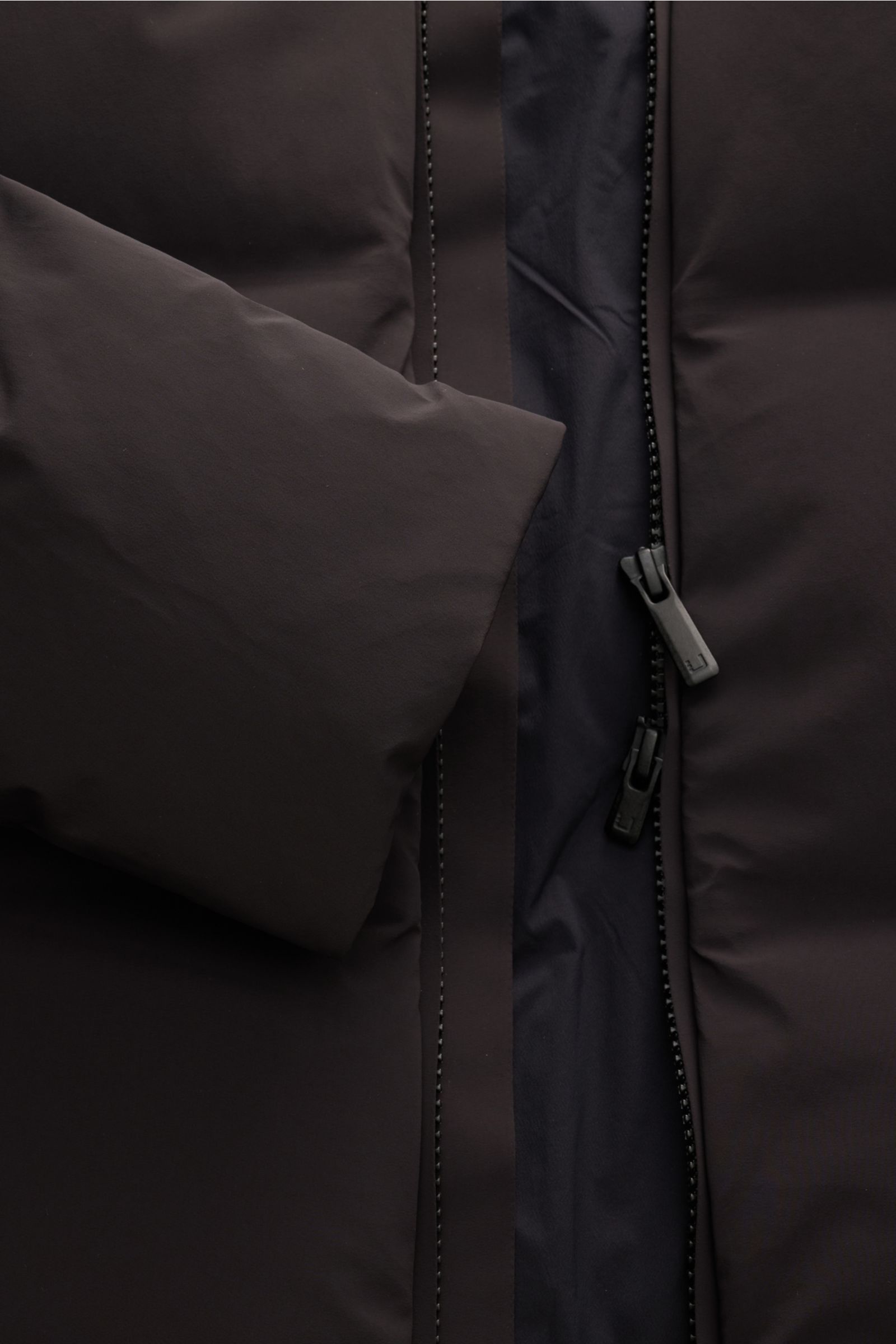 UBR Daunenjacke 'Bolt' dunkelbraun aus elastischer Microfaser, Slim Fit, wasserfest mit abnehmbarer Kapuze, Zwei-Wege-Reißverschluss, Stehkragen, von oben fotografiert.