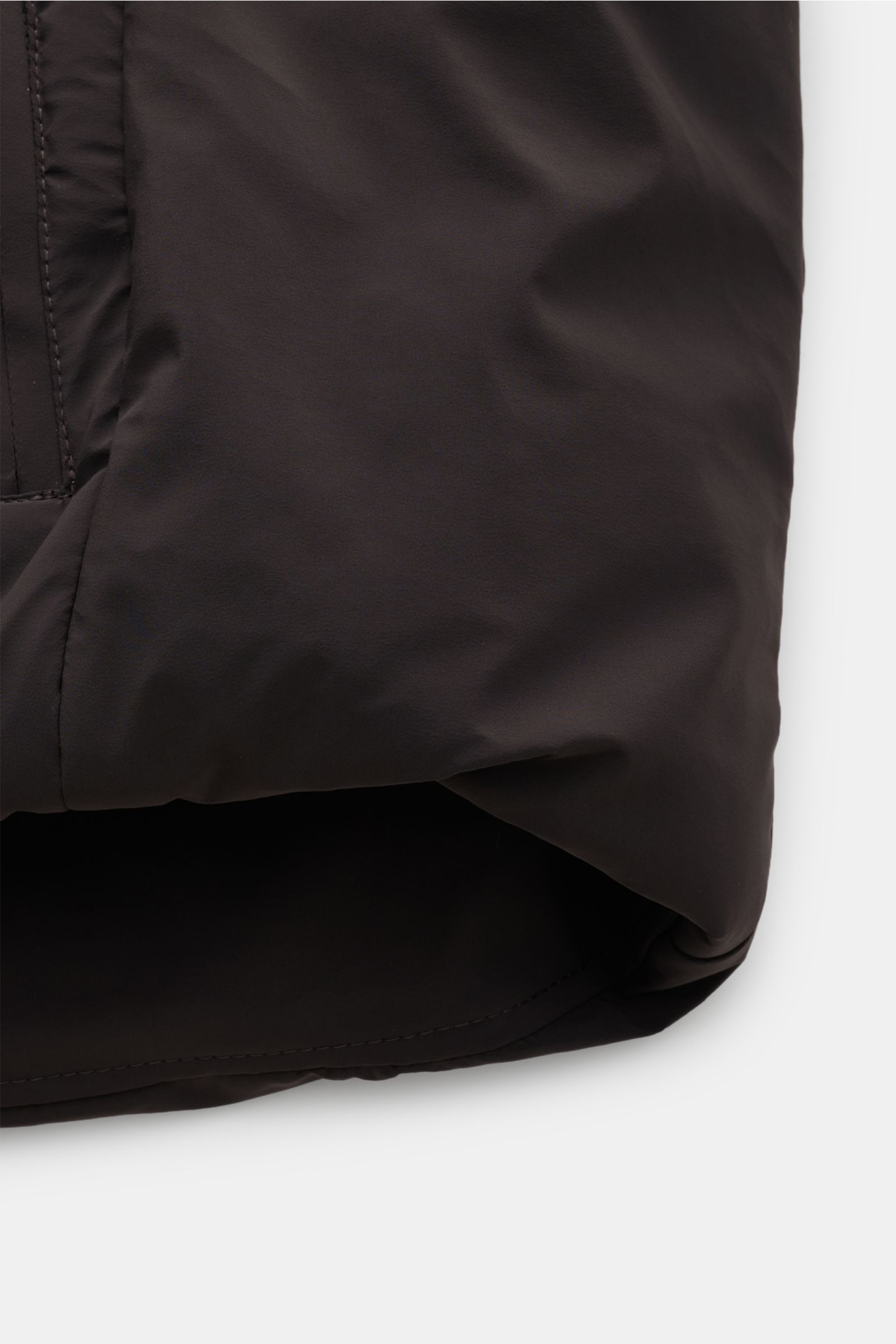 UBR Daunenjacke 'Bolt' dunkelbraun, Detailaufnahme vom Saum, wasserfest, leichte Daunenfüllung, Slim Fit, reflektierendes Logo, abnehmbare Kapuze.