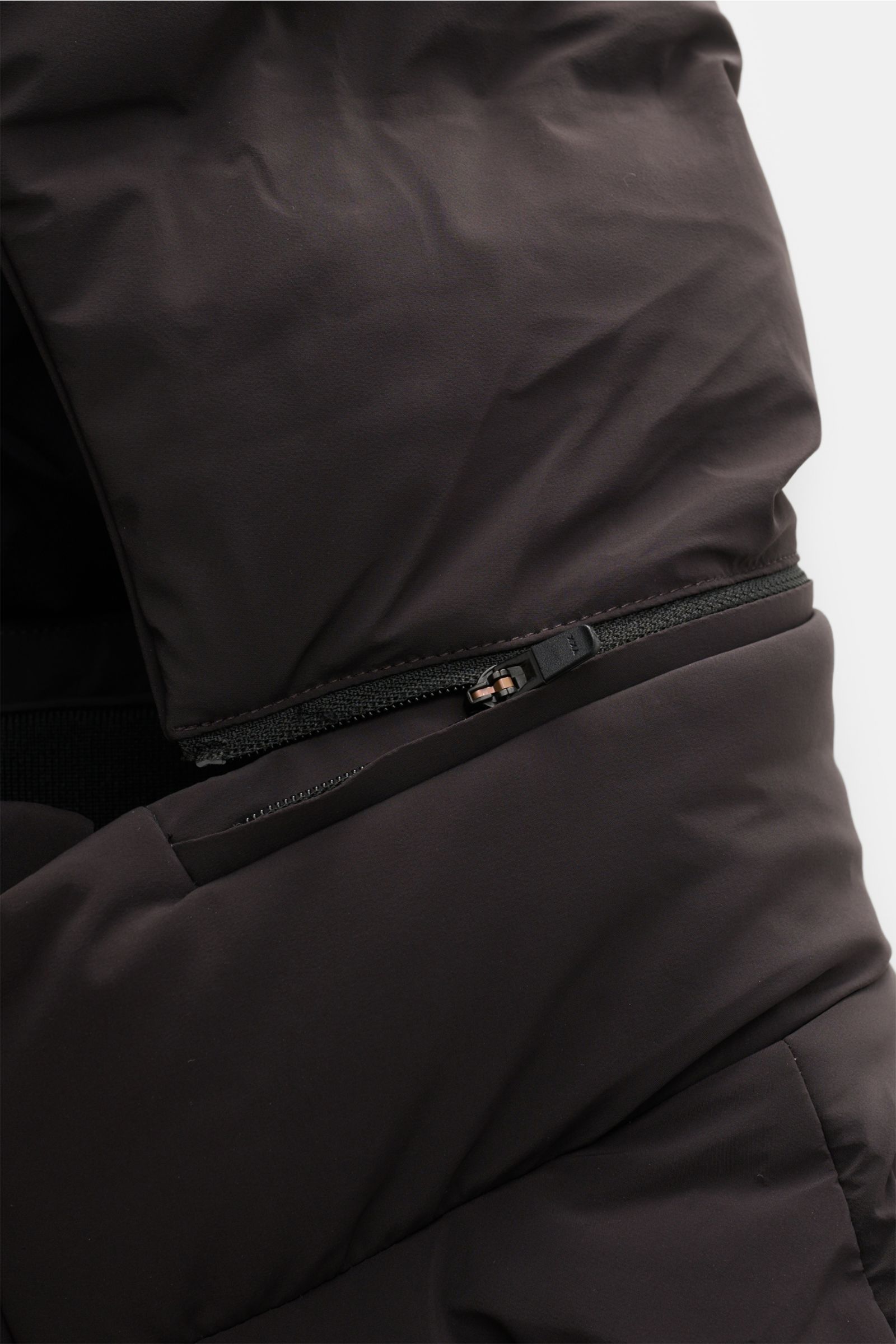 UBR Daunenjacke 'Bolt' dunkelbraun, Nahaufnahme von abnehmbarer Kapuze mit Reißverschluss, wasserfest, atmungsaktiv, leichte Daunenfüllung, Slim Fit.