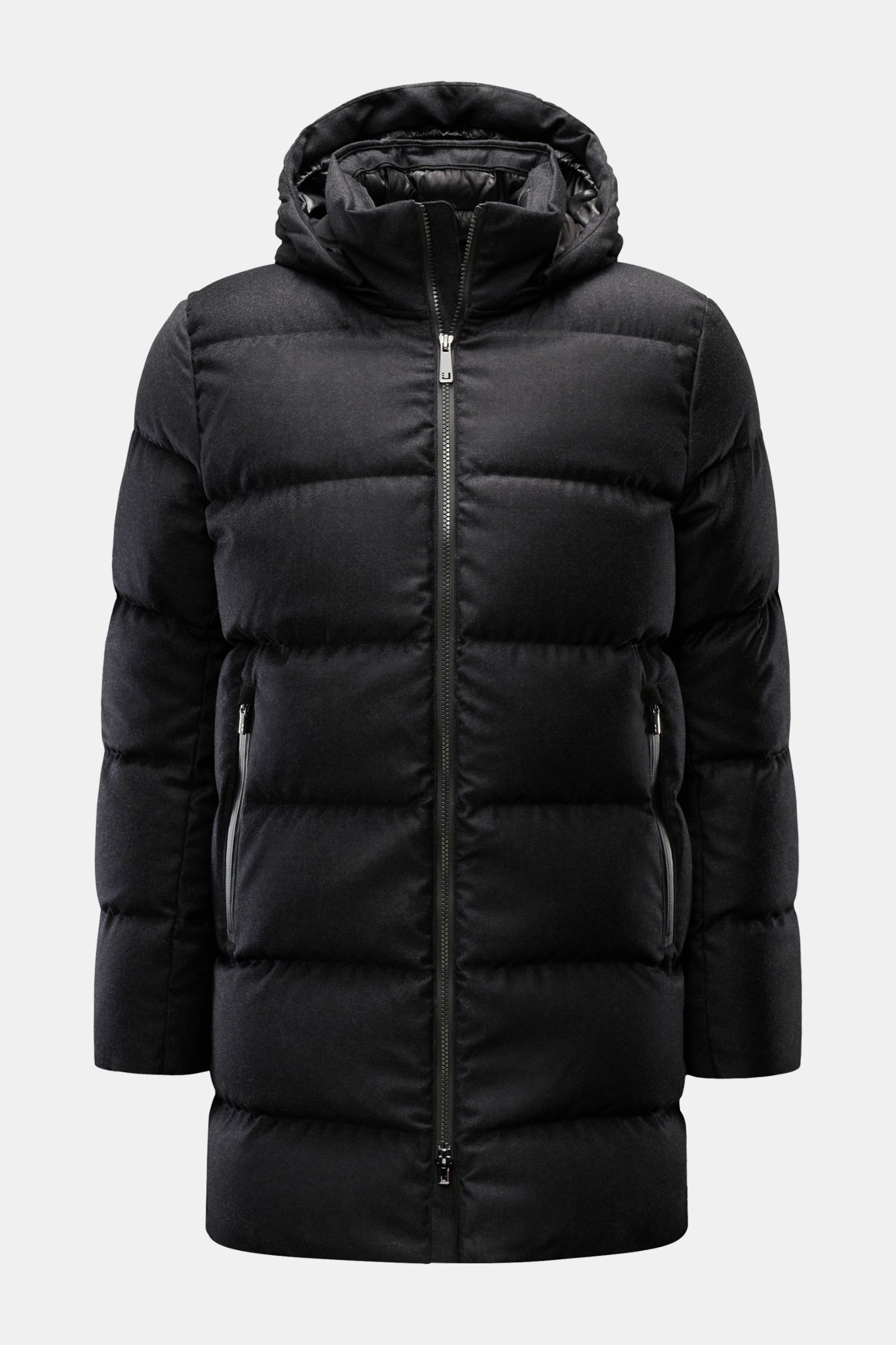 UBR Daunenjacke 'Concord' schwarz, frontale Ansicht, Slim Fit, wattierte Kapuze, zwei-Wege-Reißverschluss, Zipper-Taschen, reine Wolle, Daunenfüllung.