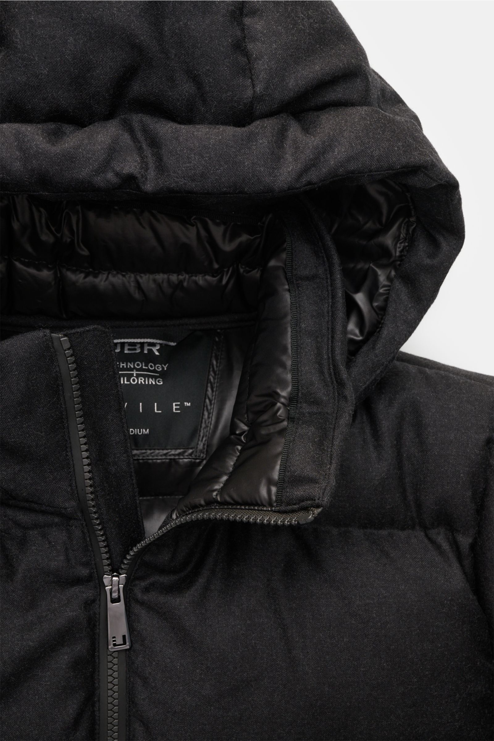 UBR Daunenjacke 'Concord' schwarz, Detailaufnahme von oben mit wattierter Kapuze, Zwei-Wege-Reißverschluss, reine Wolle, Slim Fit, wärmende Daunenfüllung.