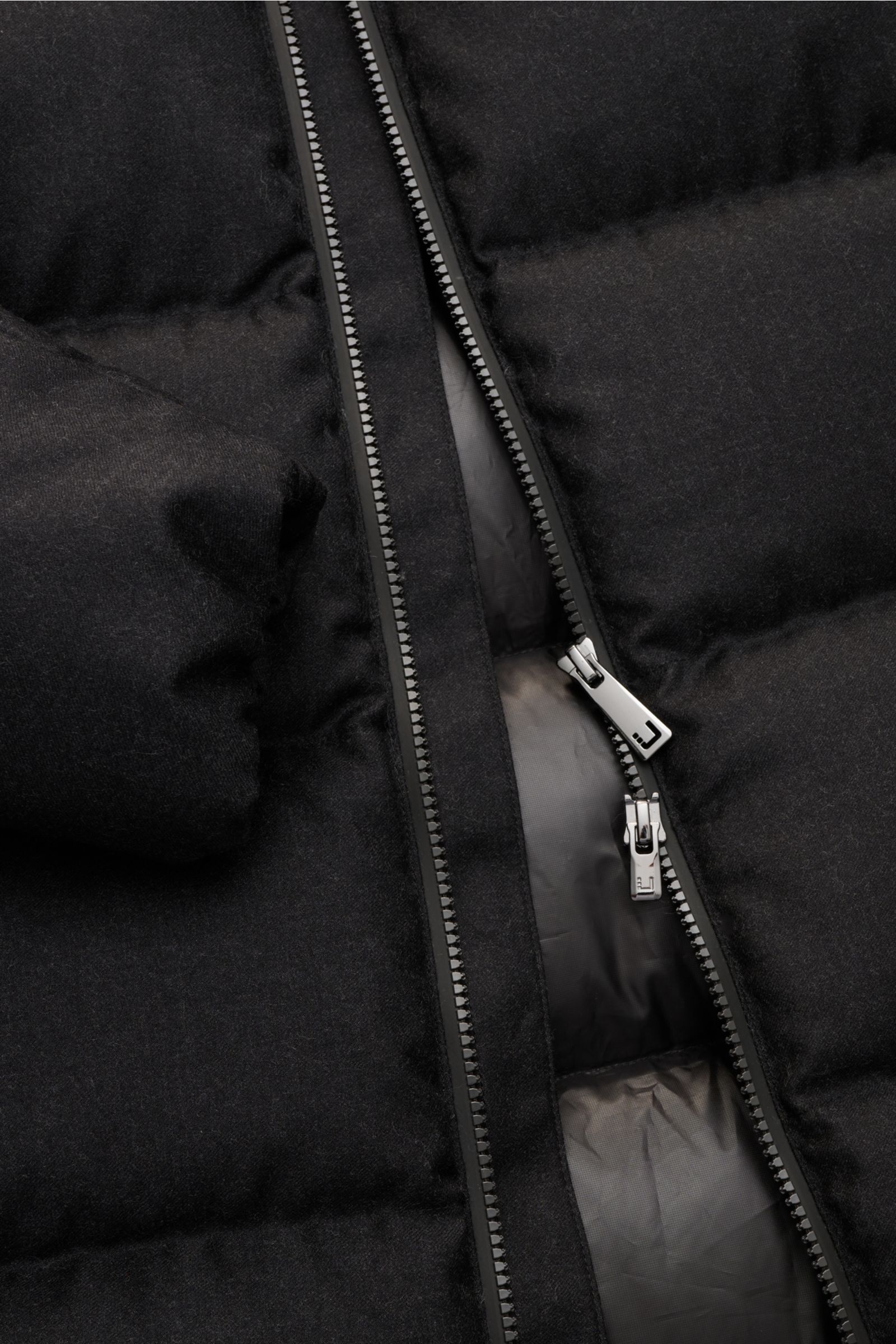 UBR Daunenjacke 'Concord' schwarz im Detail, Nahaufnahme des zweigeteilten Zwei-Wege-Reißverschlusses aus reiner Wolle, Slim Fit.