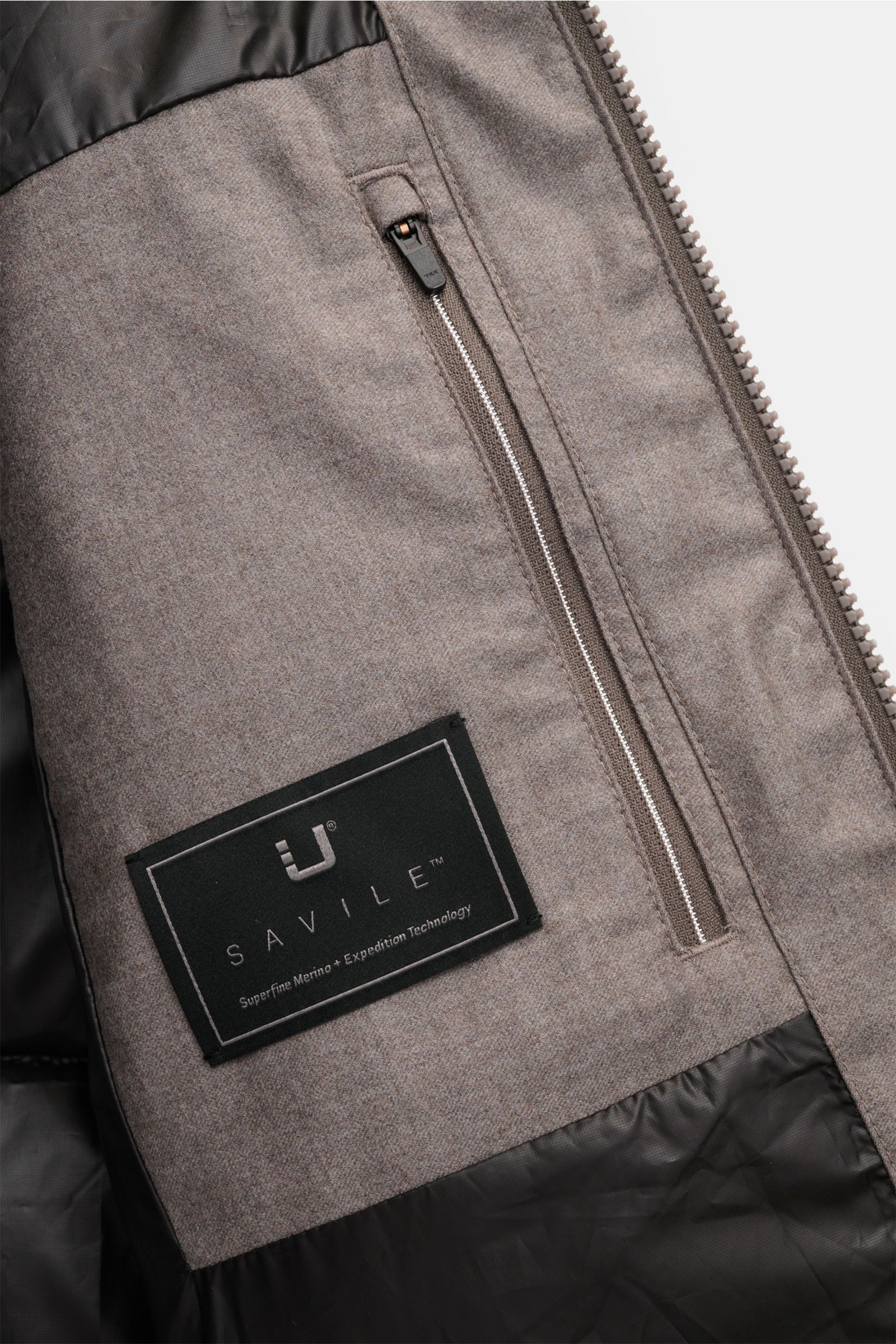 Close-up inside view of UBR Daunenjacke 'Concord' grau meliert showing soft wool fabric, zippered inner pocket, and smooth lining. Urbaner Stil trifft High-Performance: Die Daunenjacke 'Concord' von UBR kombiniert innovative Funktionalität mit modernem De