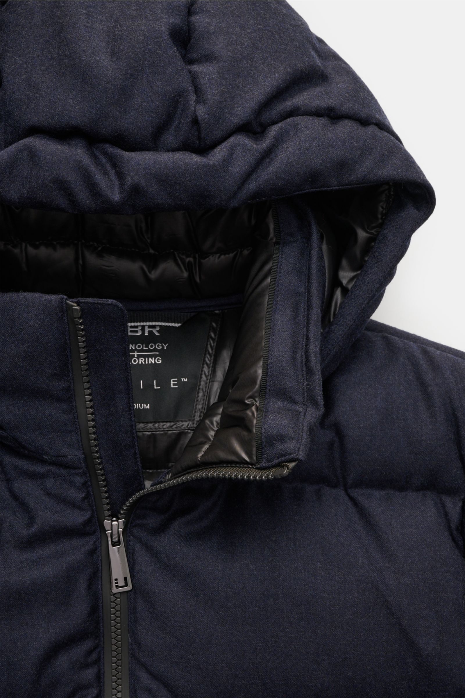 Close-up front view of UBR Daunenjacke 'Concord' navy meliert showing the padded hood, two-way zipper, soft wool fabric, and smooth black inner lining. Urban style meets high-performance with pure wool, soft touch, warm down filling, slim fit, detachable 