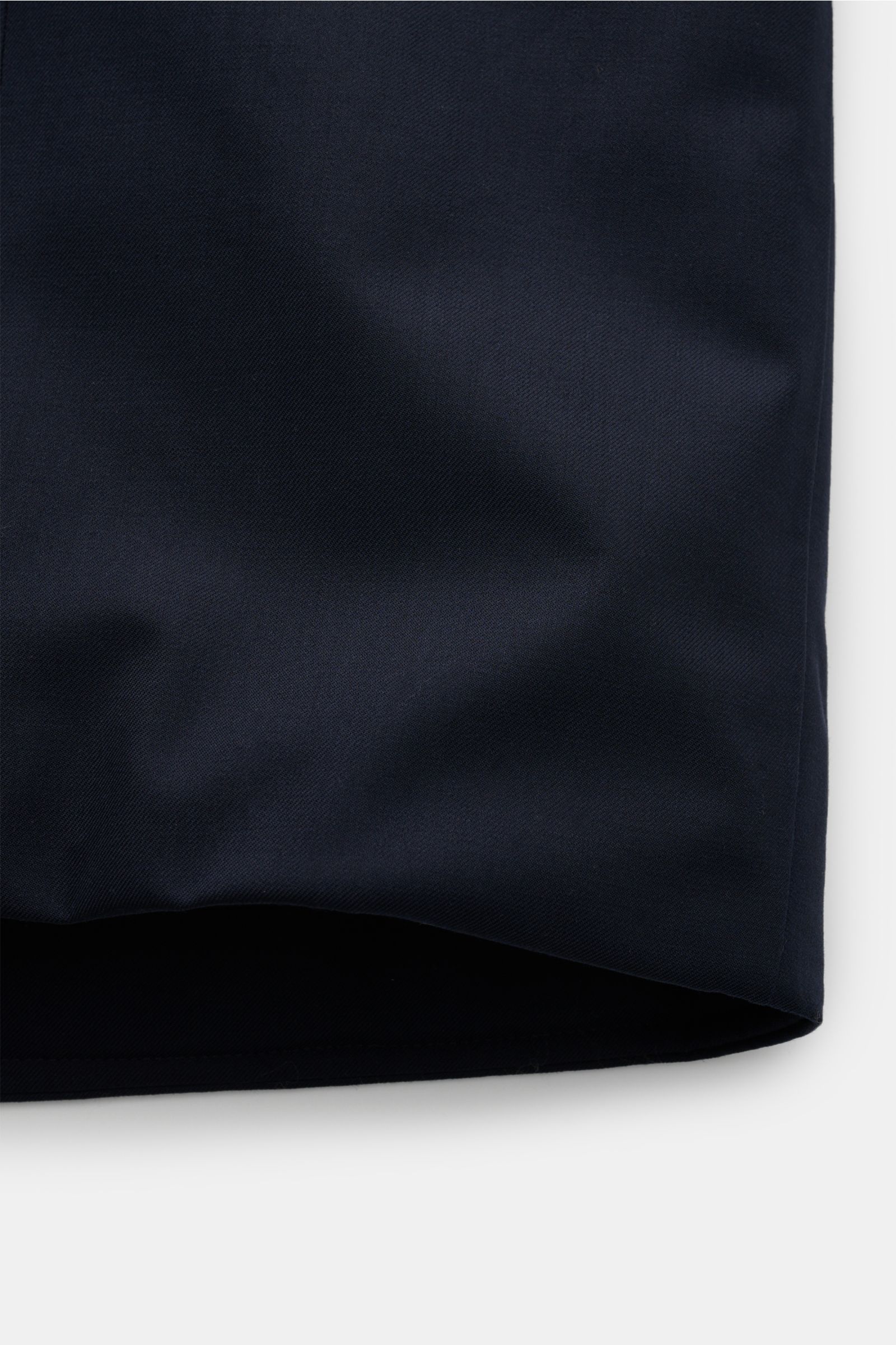 Close-up view of navy fabric detail from the UBR Parka 'Regulator Parka Savile' navy, showcasing Merinowolle twill with waterproof membrane, slim fit, taped seams, and functional design for city and business wear.