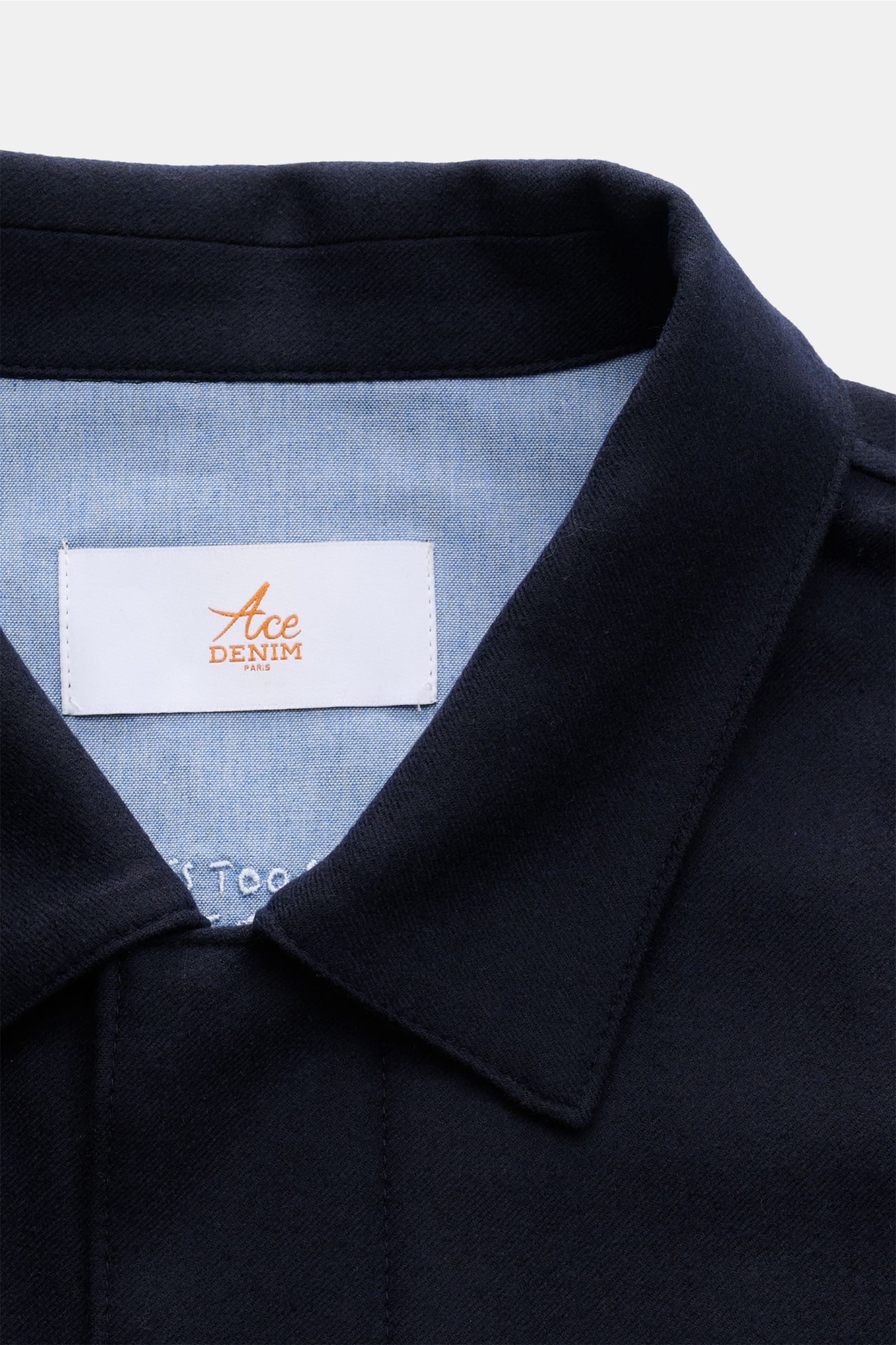 Ace Denim Jacke navy aus feiner, leicht elastischer Schurwolle mit Umlegekragen, verdeckter Knopfleiste, Fronttaschen, slim fit, Detailansicht von oben.