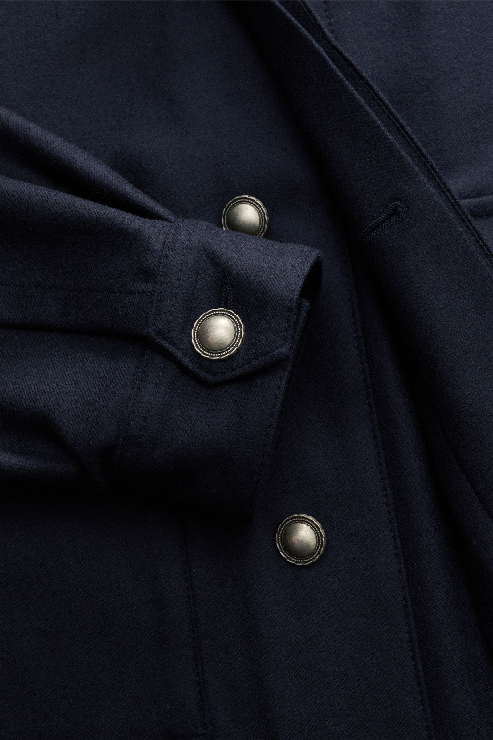 Ace Denim Jacke navy aus feiner, leicht elastischer Schurwolle, Slim Fit, ungefüttert, mit verdeckter Knopfleiste und Blouson-Elementen, Detailaufnahme von Kragen und Ärmel.