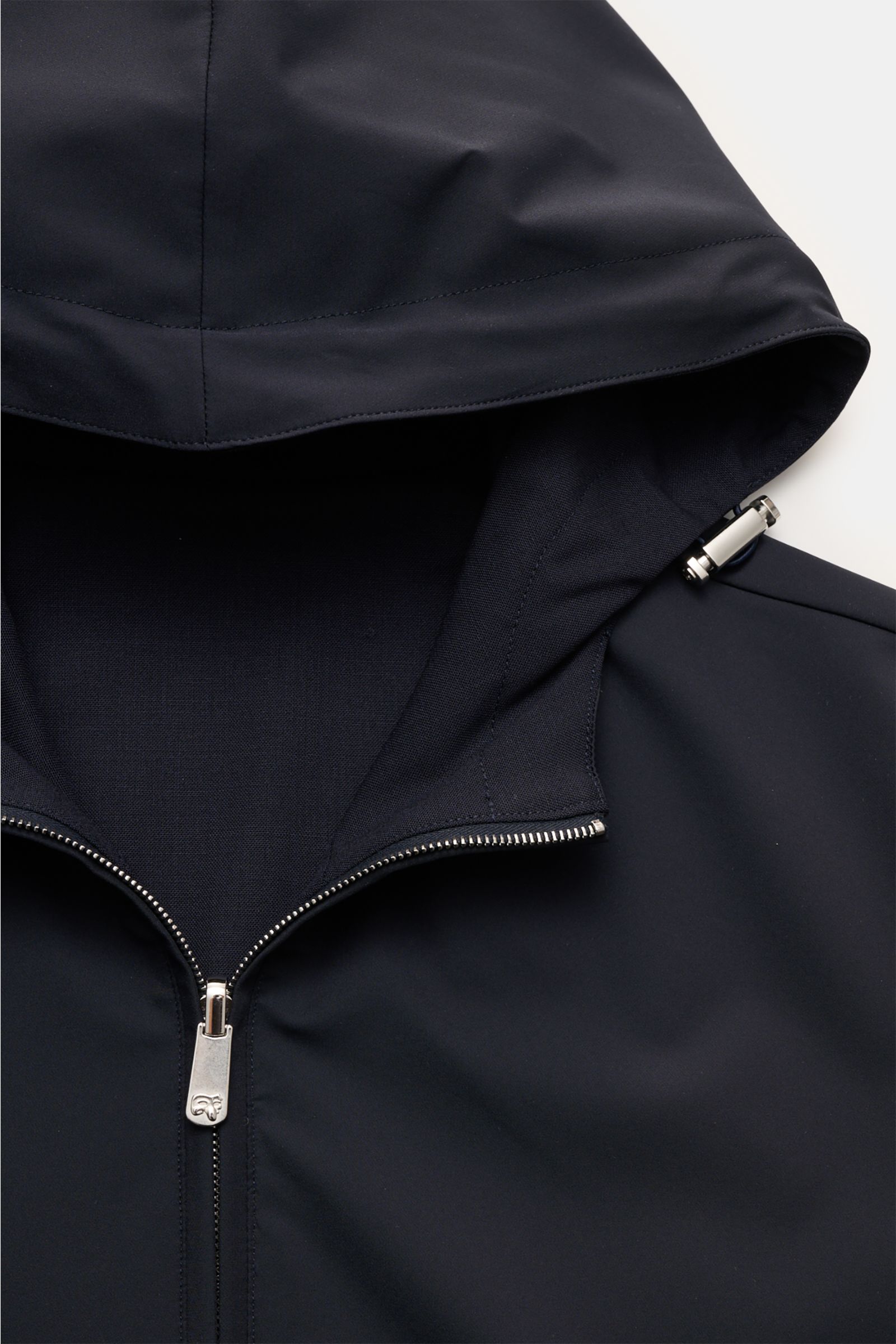 Marco Pescarolo Wende-Blouson 'Macan' navy aus elastischer Schurwolle, Slim Fit, Kapuze, Zwei-Wege-Reißverschluss, Fronttaschen, wendbar, Detailfoto von oben.