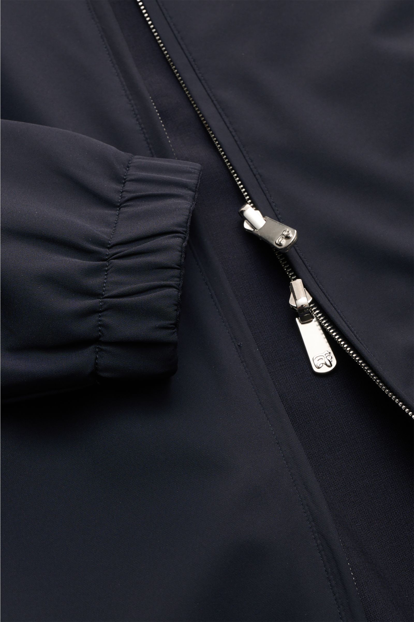Nahaufnahme des Marco Pescarolo Wende-Blouson 'Macan' navy, elastische Schurwolle, Slim Fit, Kapuze, verdeckter Zwei-Wege-Reißverschluss, elastische Bündchen.
