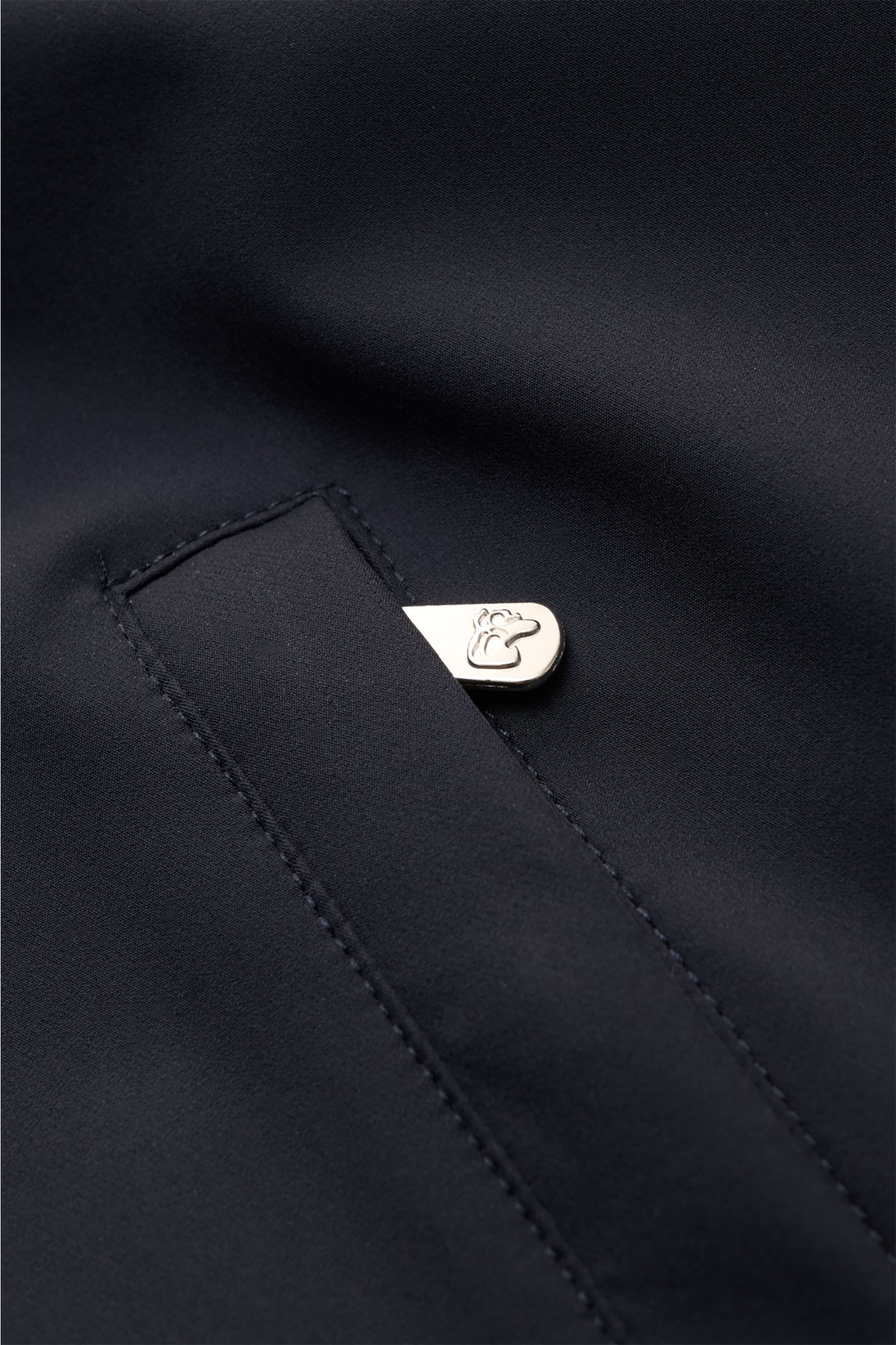 Marco Pescarolo Wende-Blouson 'Macan' navy, Detailansicht verdeckter Zipper-Fronttasche aus elastischer Schurwolle, weicher Griff, Slim Fit.