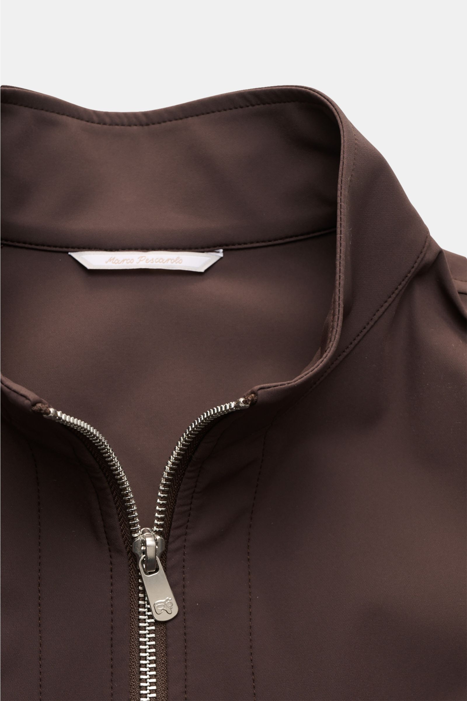 Nahaufnahme der dunkelbraunen Marco Pescarolo Jacke 'Key' mit hochwertigem Zwei-Wege-Reißverschluss und Stehkragen aus elastischer Schurwolle und Jersey.