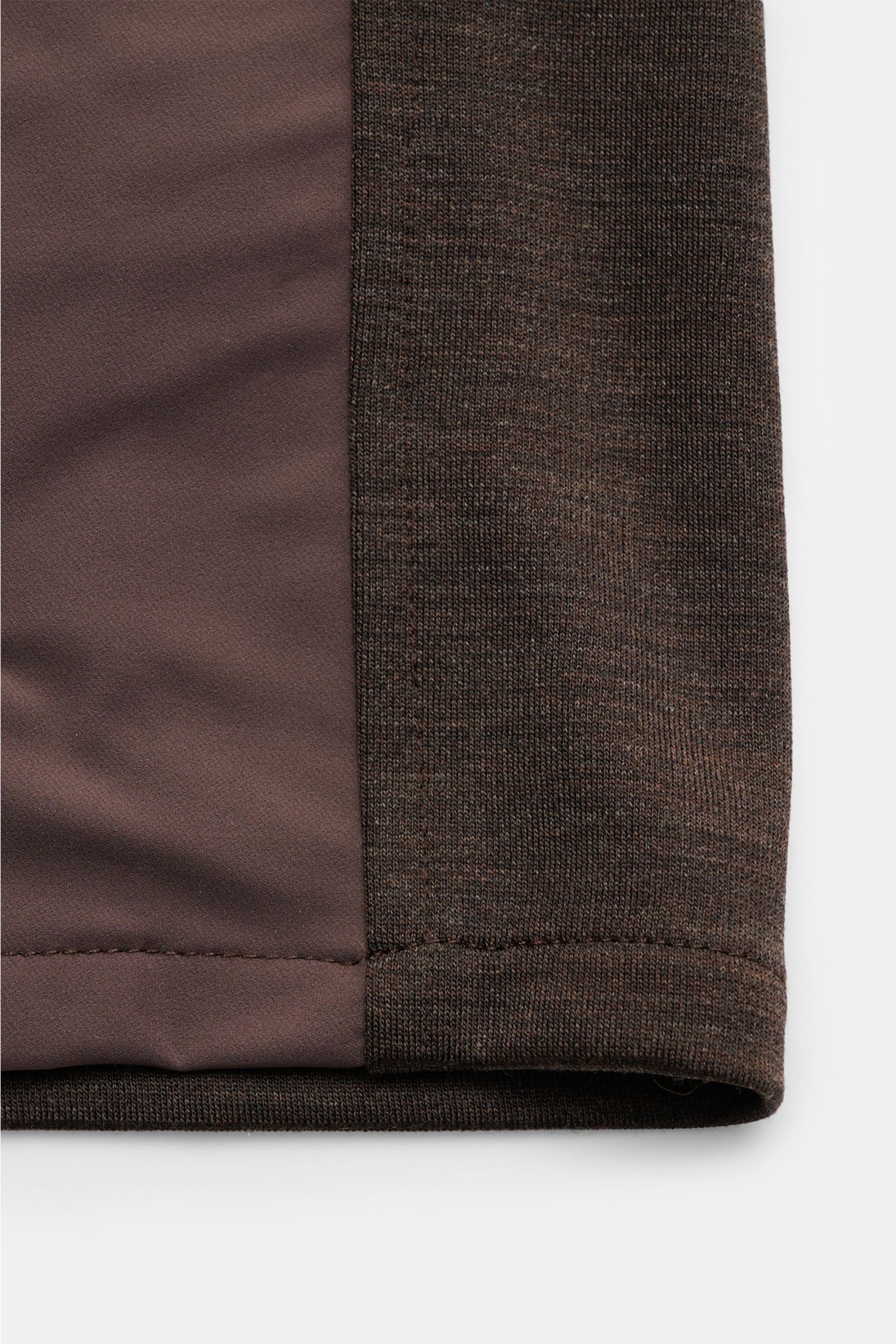 Nahaufnahme des unteren Ärmels und Rückenteils der Marco Pescarolo Jacke 'Key' dunkelbraun aus elastischer Schurwolle und Jersey.