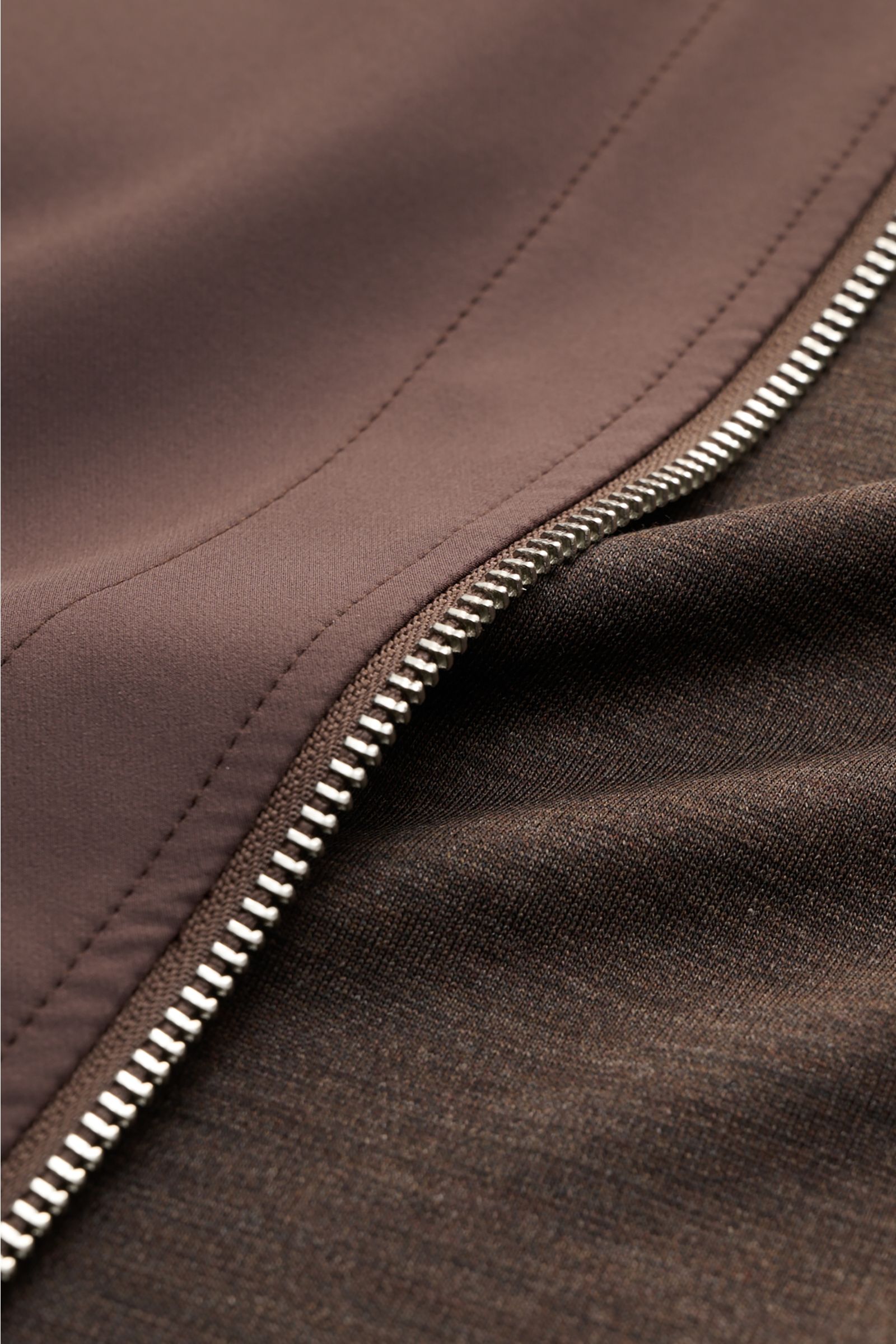 Marco Pescarolo Jacke 'Key' dunkelbraun in Nahaufnahme von außen, zeigt Reißverschluss, Jersey-Ärmel, Schurwolle, Regular Fit, Stehkragen.