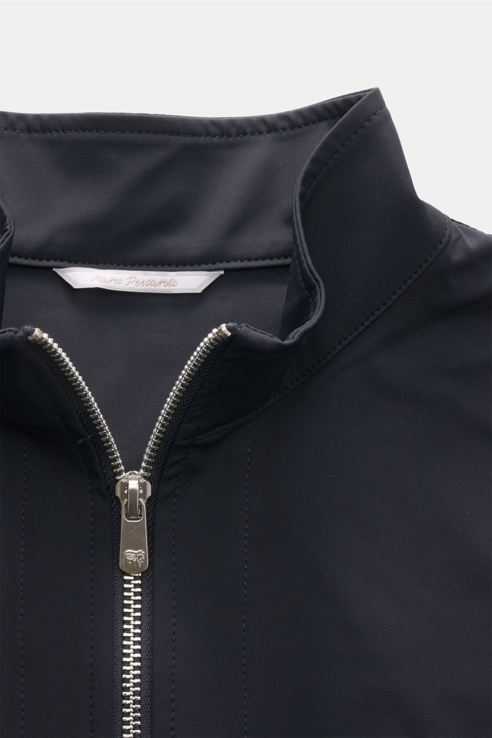Close-up front view of Marco Pescarolo Jacke 'Key' navy with a robust silver two-way zipper and high stand-up collar.

Description: Ihre sportive Optik verdankt die Jacke 'KEY' von MARCO PESCAROLO den Ärmeln und dem Rückenteil aus Jersey, die der edlen Sc