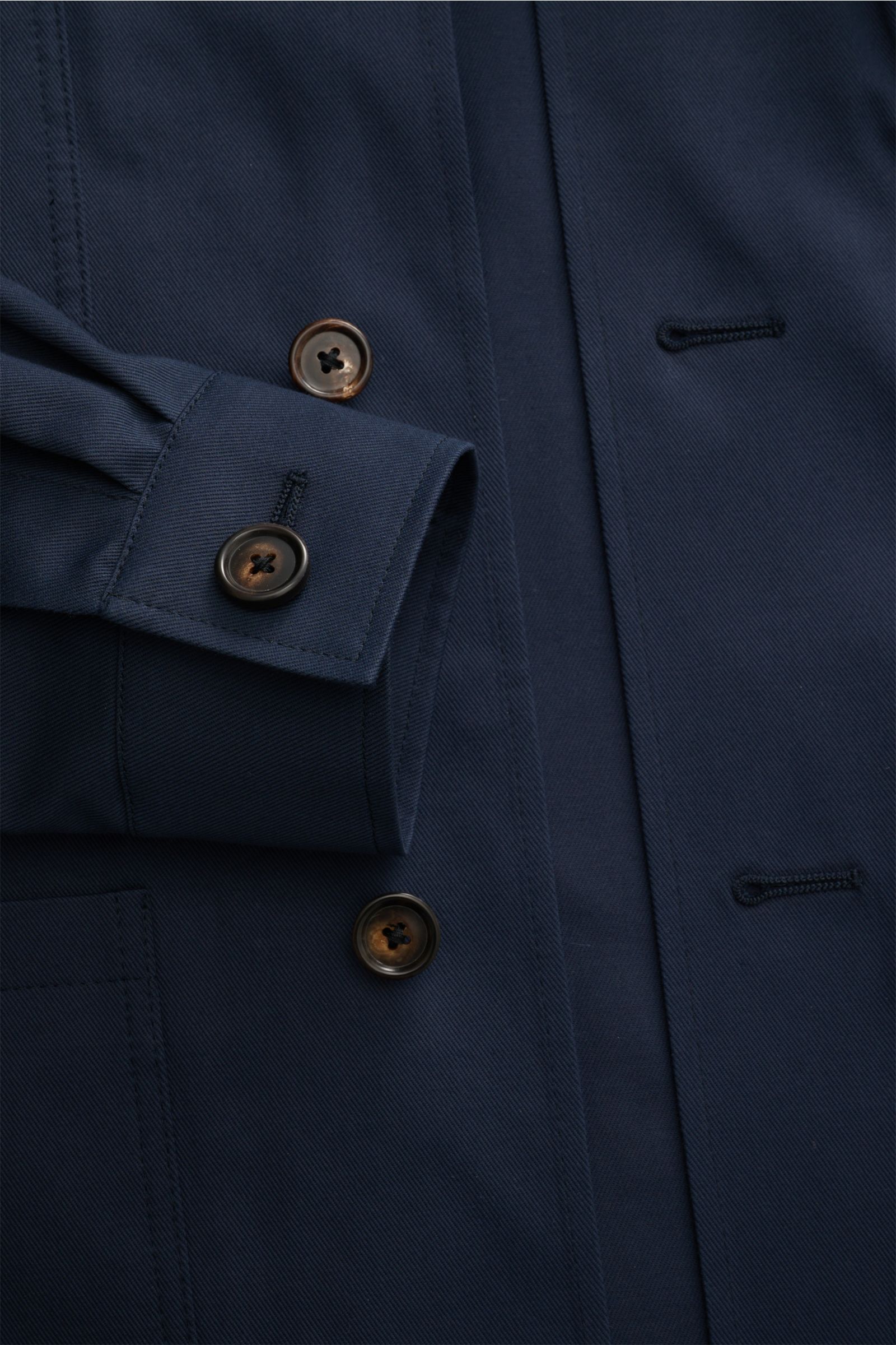 Nahaufnahme der Corneliani Jacke navy aus elastischer Baumwolle mit Slim Fit, Umlegekragen, Manschetten und 5-Knopf-Leiste, frontal fotografiert.