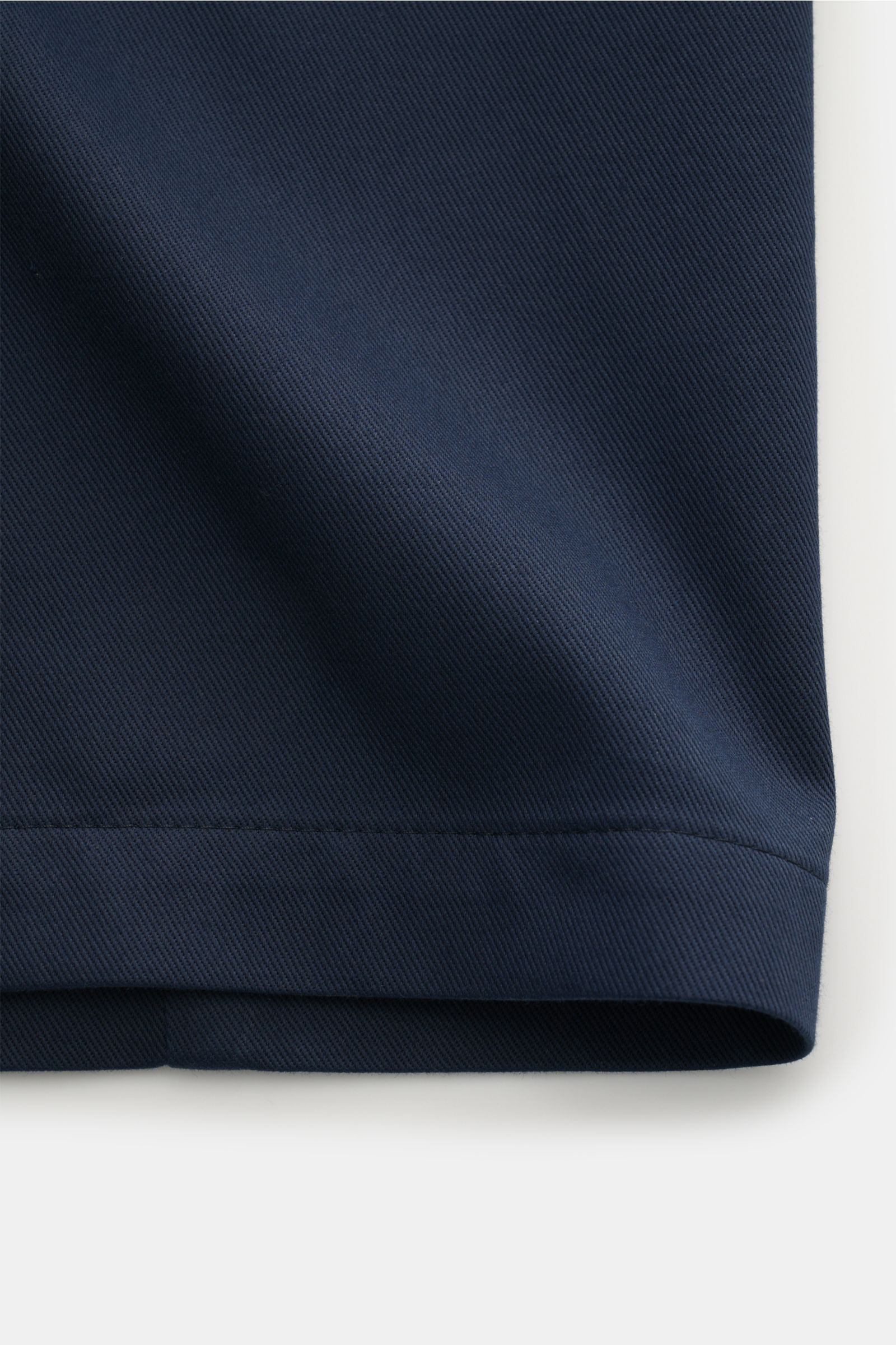 Corneliani Jacke navy aus elastischer Baumwolle mit weichem Griff, Slim Fit, Umlegekragen, Fünf-Knopf-Leiste, Taschen, Manschetten, Detailaufnahme.