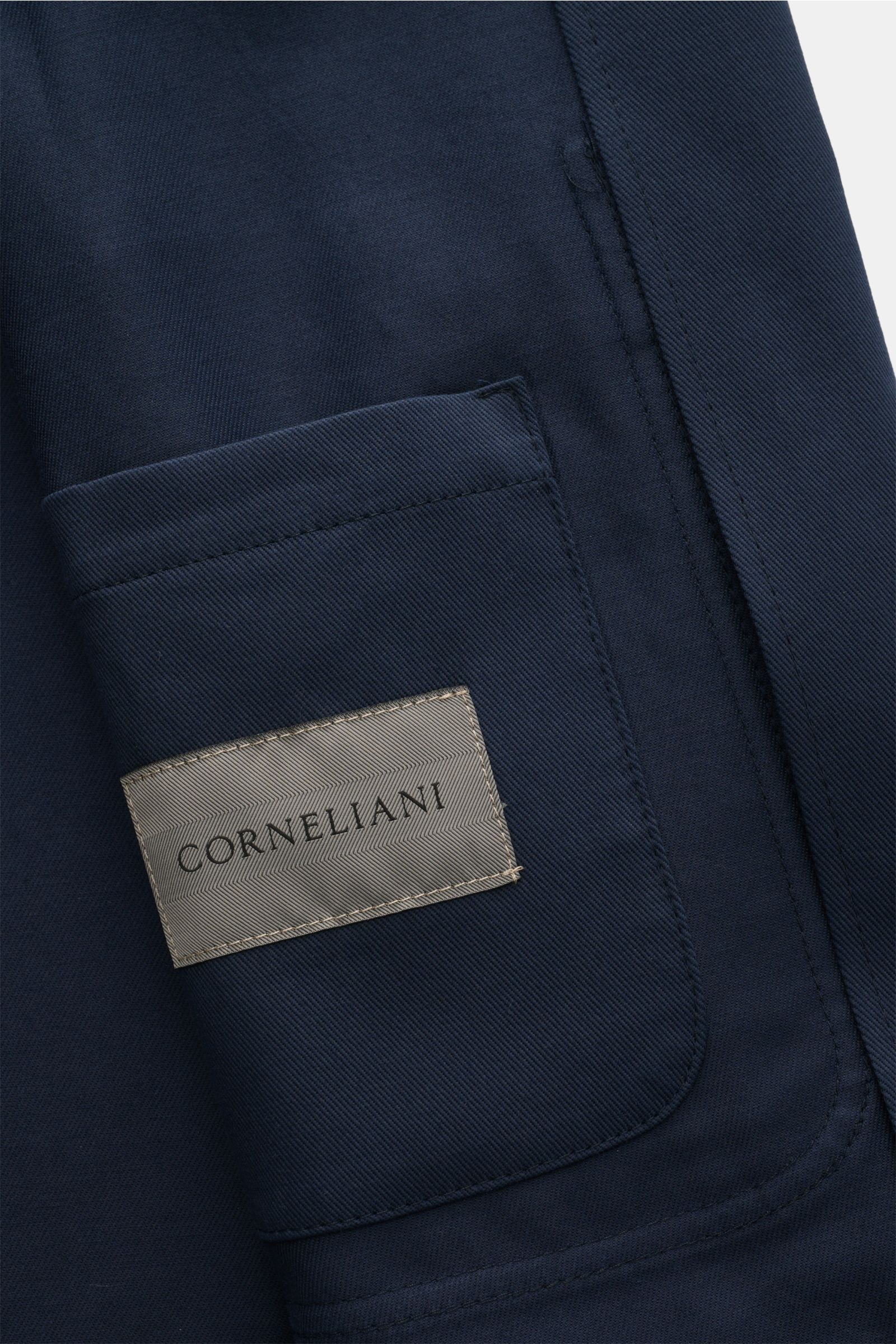 Nahaufnahme der Corneliani Jacke navy, Blick auf das Innenfutter mit Label und aufgesetzter Innentasche aus elastischer Baumwolle.