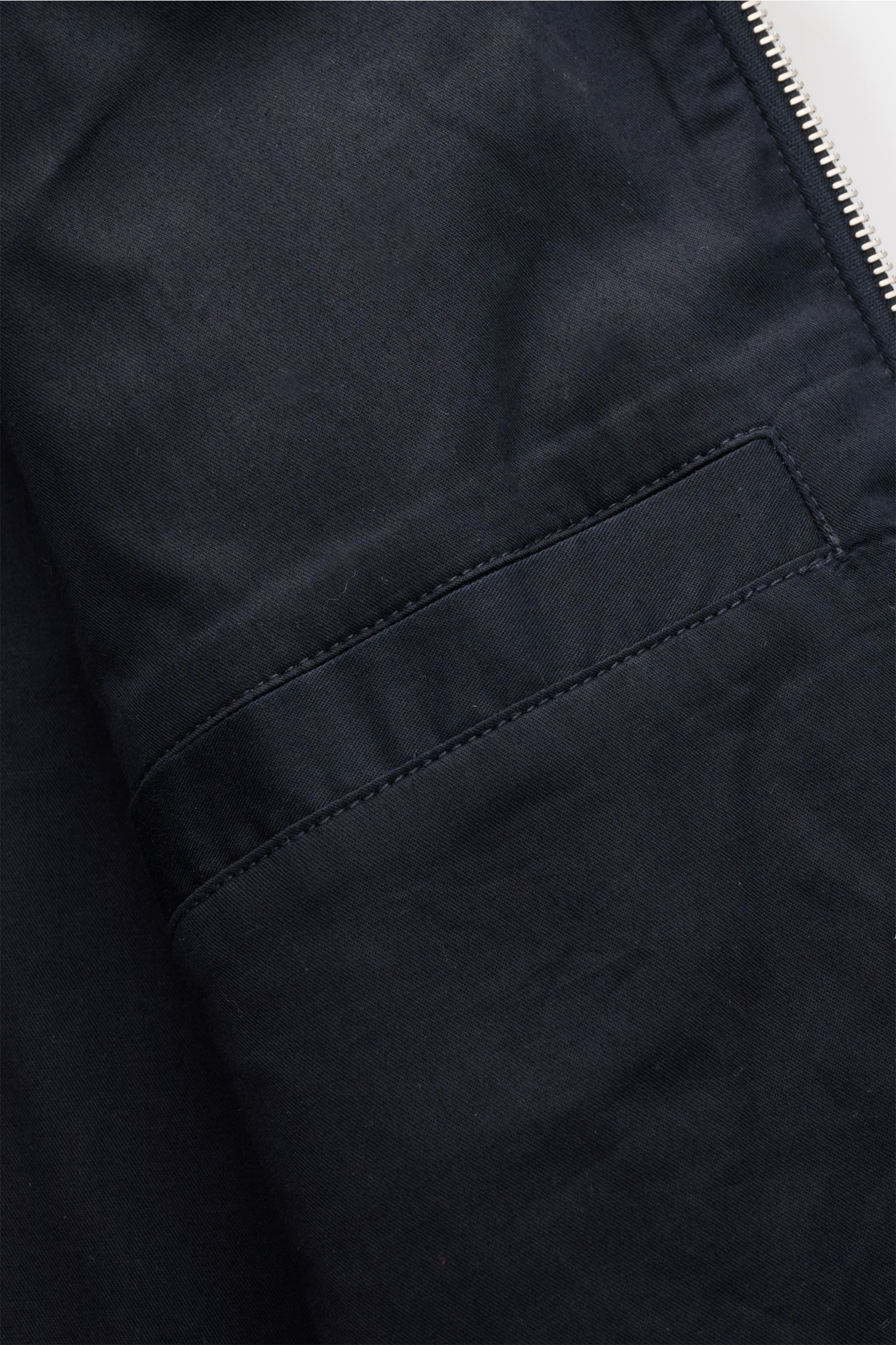 Close-up front view of A.P.C. Blouson dark navy showing pure cotton gabardine fabric, tonal stitching, and a slanted hip pocket.

Description: 
Distinctive, urban and clean: This blouson by A.P.C. plays with clear shapes. High-quality cotton gabardine 