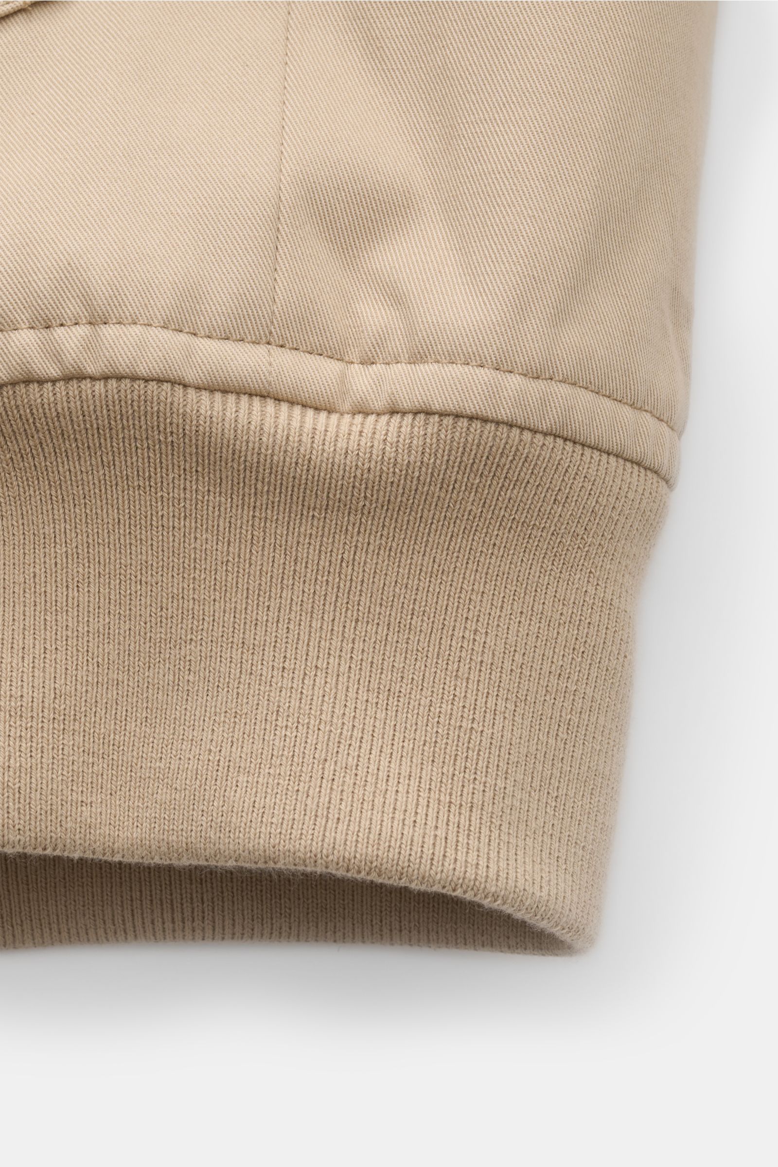 Close-up view of the elastic hem of the A.P.C. Blouson beige, made from pure cotton gabardine with a slightly robust fabric and distinctive weave. Distinctive, urban and clean: This blouson by A.P.C. plays with clear shapes. High-quality cotton gabardine 
