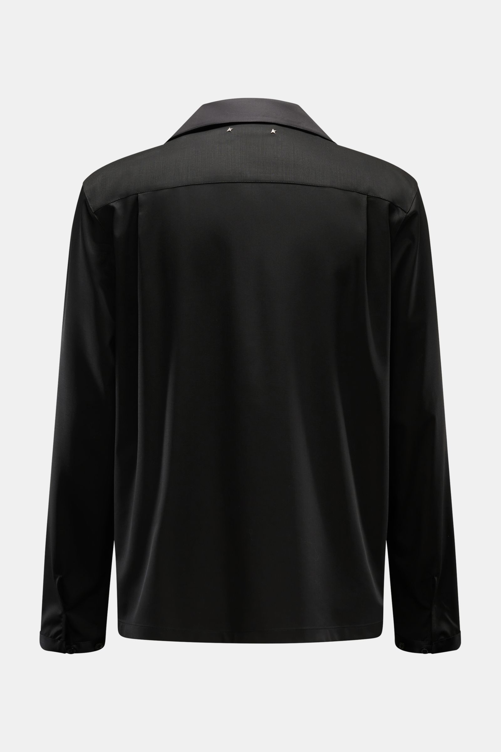 Back view of the Golden Goose Overshirt 'M's Tailored Shirt Paolo W Camp' black in smooth virgin wool twill with satin collar, cuffs, and two metal stars on the back. Uncomplicated, individual, GOLDEN GOOSE: This overshirt in fine virgin wool twill brings