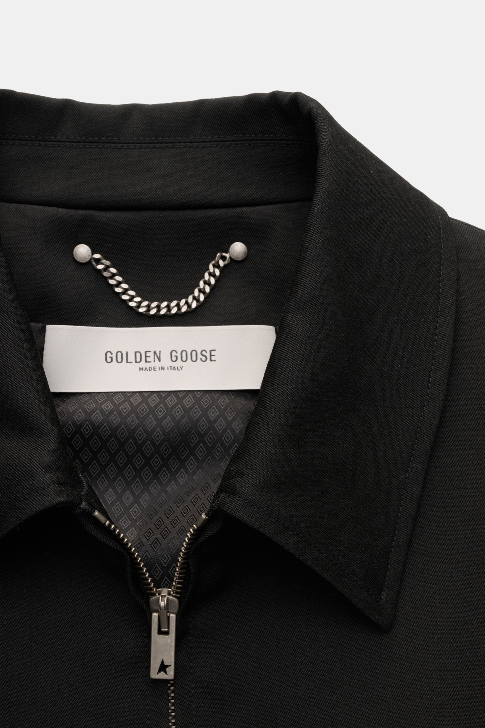 Golden Goose Jacke 'Coach Jacket Luther' schwarz, Nahaufnahme von Kragen und Reißverschluss, Twill-Schurwolle, glänzendes Futter, Metallkette.