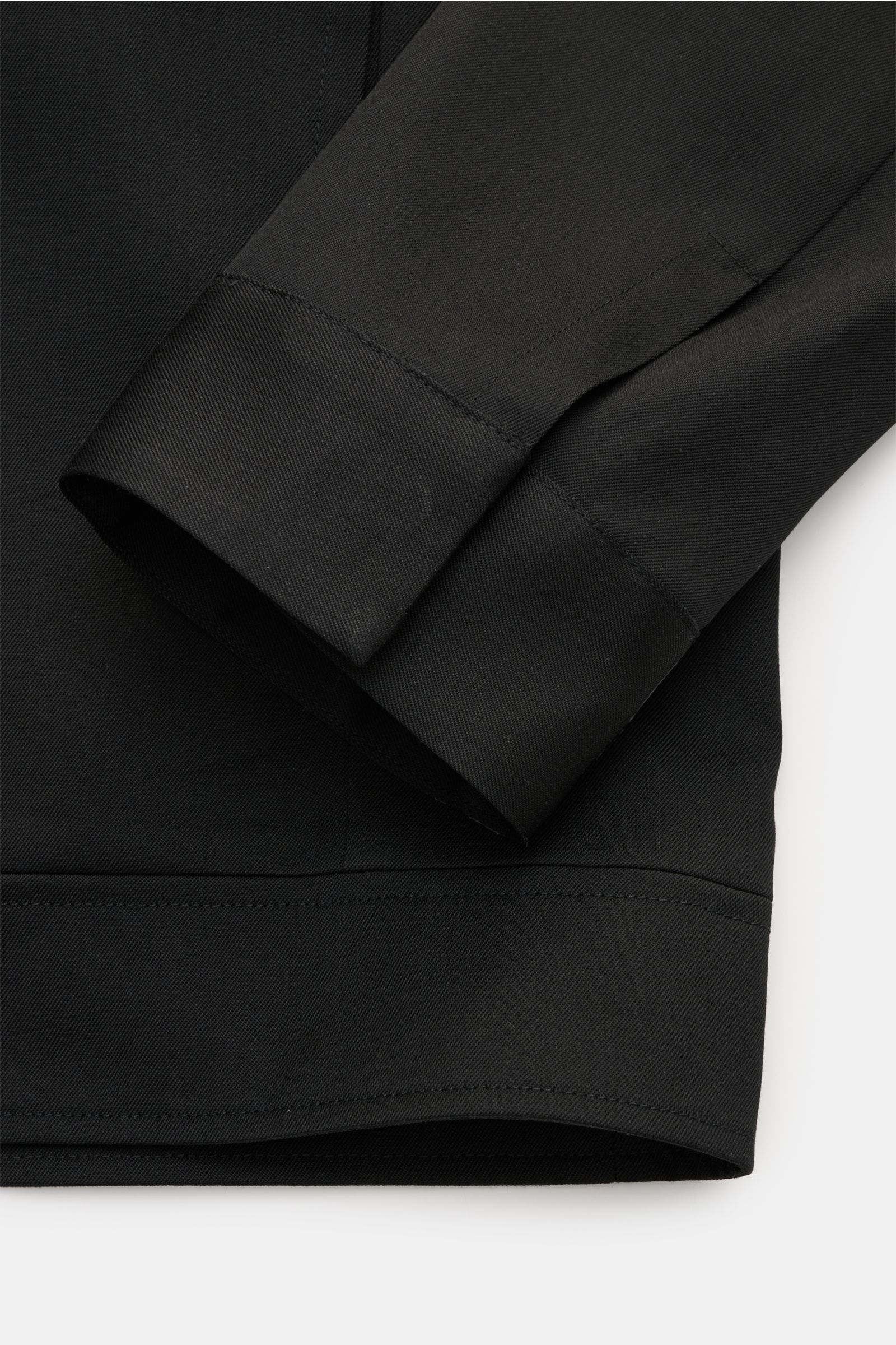 Nahaufnahme der Ärmelabschlüsse der Golden Goose Jacke 'Coach Jacket Luther' schwarz aus feinem Schurwoll-Twill mit Manschetten.