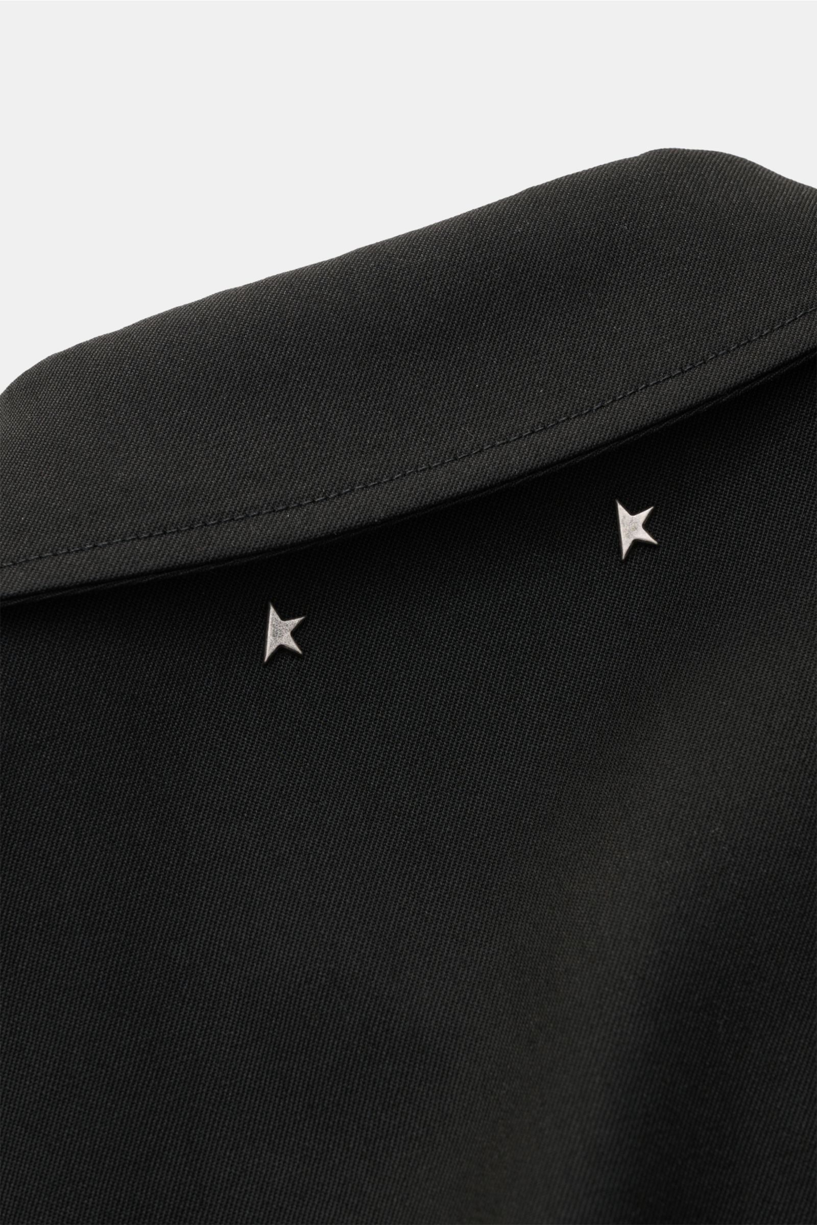 Schwarzer Twillkragen mit zwei kleinen Metallsternen der Golden Goose Jacke 'Coach Jacket Luther' schwarz, Detailaufnahme von oben.