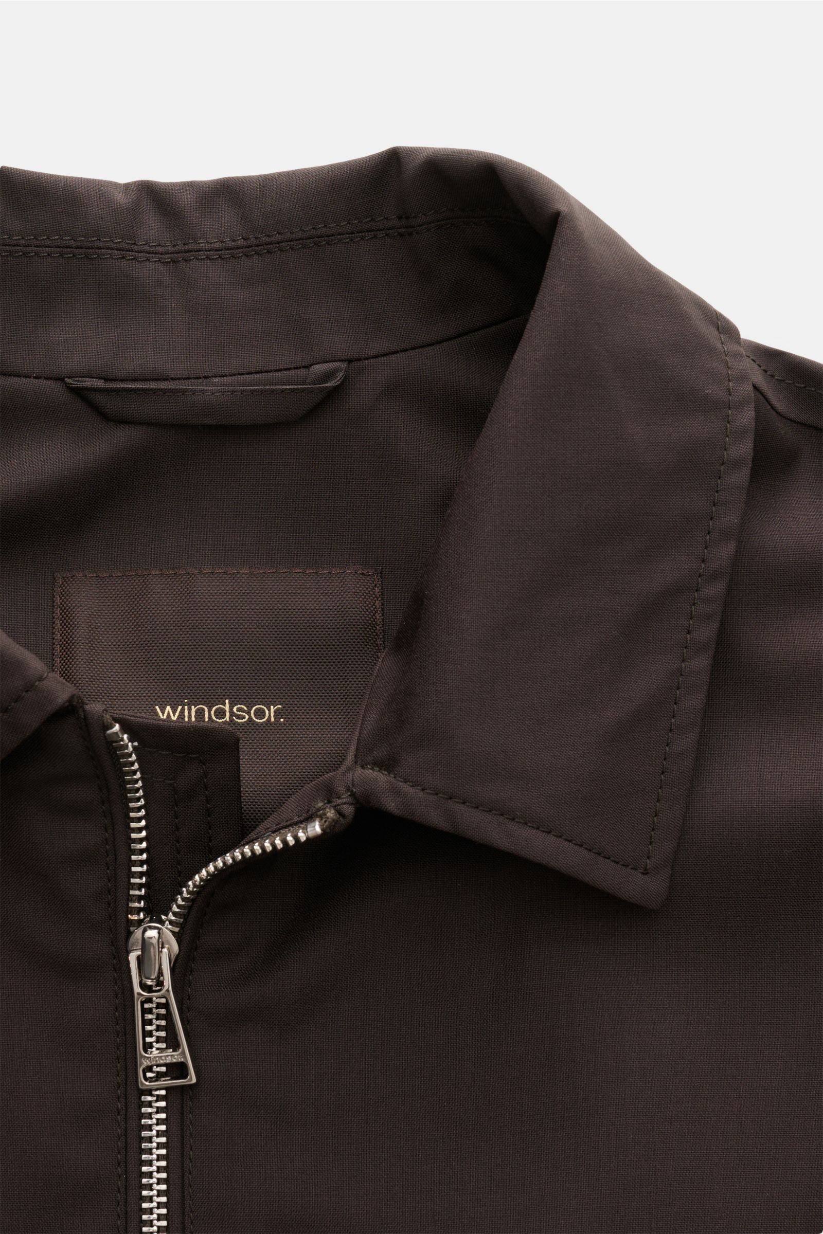 Windsor Blouson 'Attilio' dunkelbraun shown from a close-up top front perspective, featuring a silver two-way zipper and collar. 

Der Blouson 'Attilio' von WINDSOR aus Reda Active Wool vereint sartoriale Präzision mit innovativer Performance: Die hoch