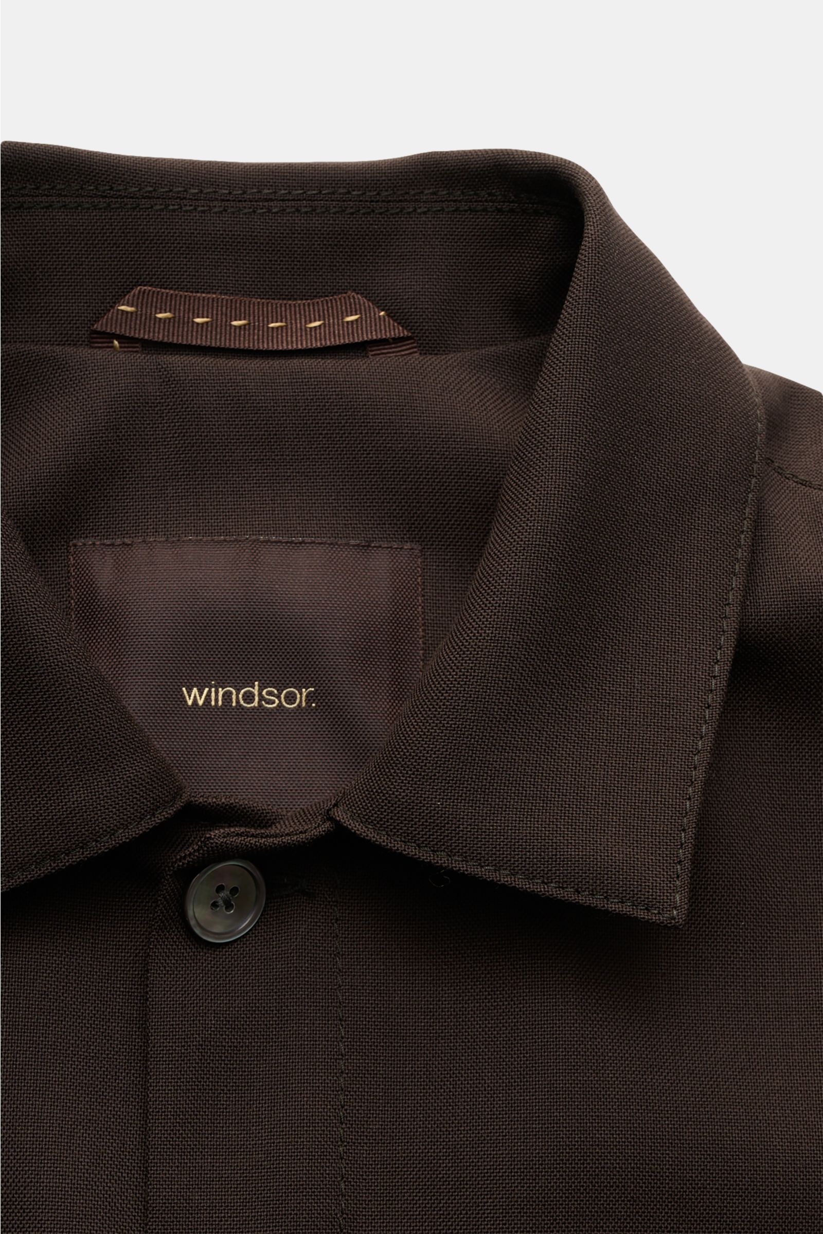 Nahaufnahme der dunkelbraunen Windsor Jacke 'Lavoro' aus reiner Schurwolle, ungefüttert, mit Umlegekragen und Knopfleiste, frontal fotografiert.