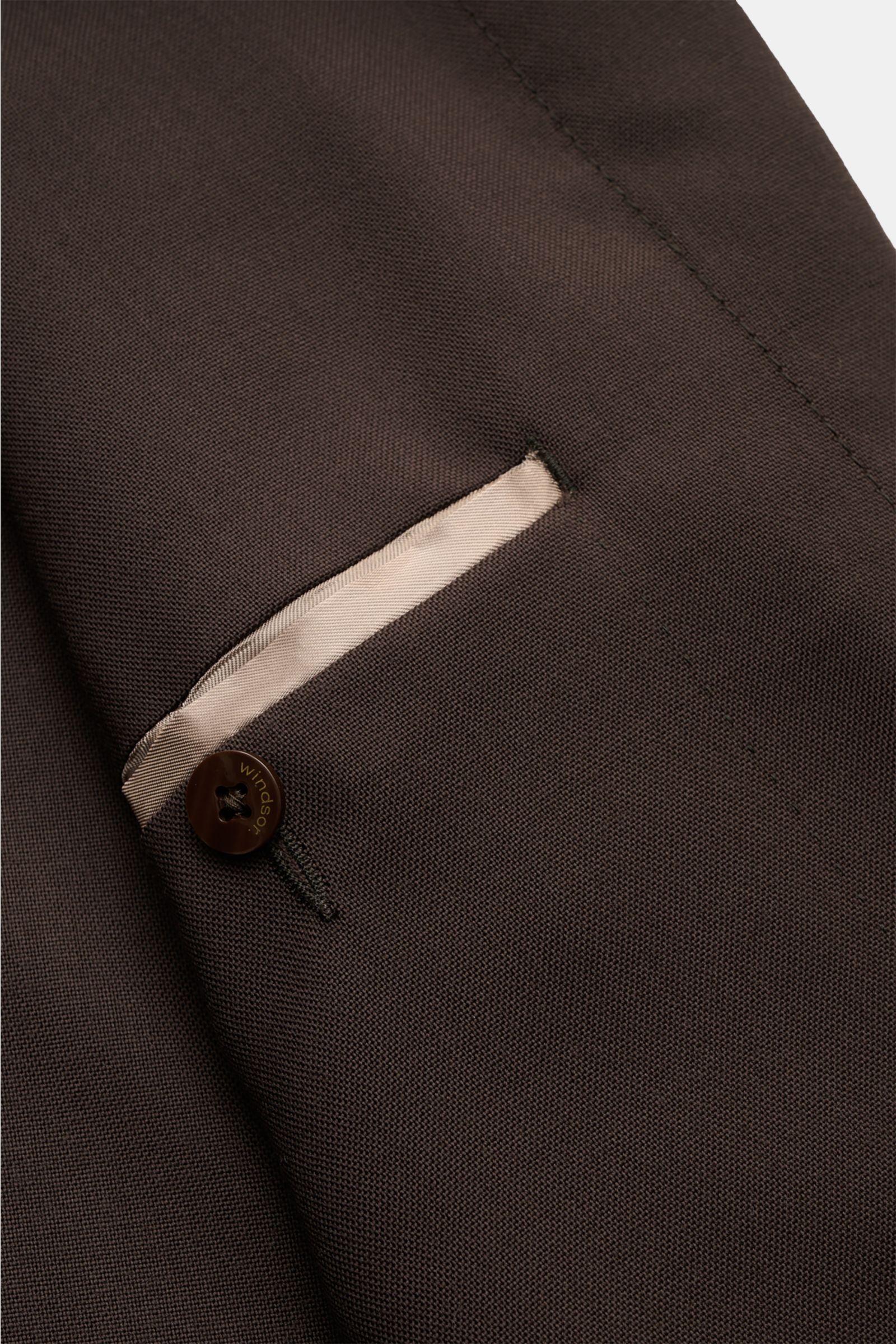 Windsor Jacke 'Lavoro' dunkelbraun aus reiner Schurwolle, Detailaufnahme der ungefütterten Brusttasche mit Knopf, weicher Griff.
