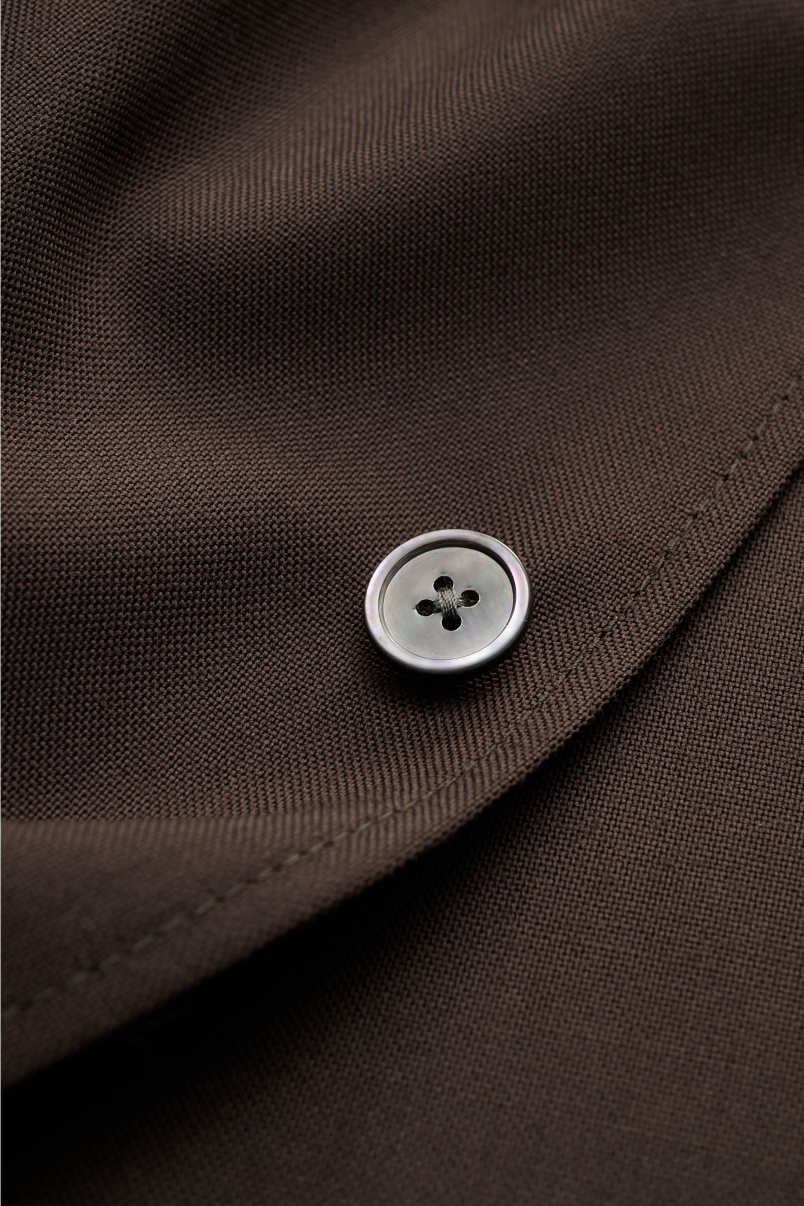 Windsor Jacke 'Lavoro' dunkelbraun aus reiner Schurwolle, Detailaufnahme Knopf, ungefüttert, Regular Fit, Brusttaschen mit Patte, Umlegekragen.